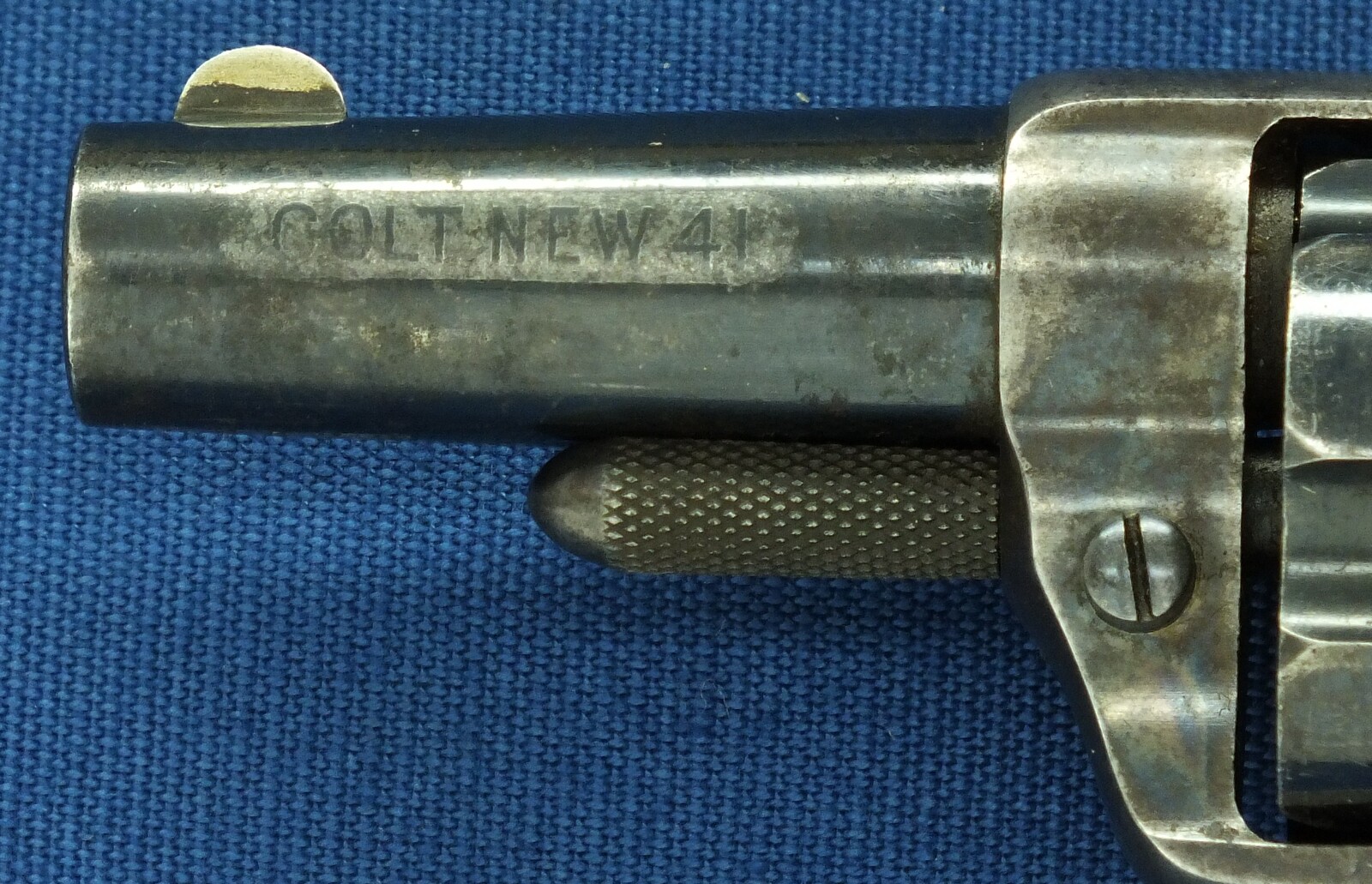 A fine Antique American Colt New Line 5 shot Caliber 41 Rimfire Revolver. Provenance: William M. Locke Collection. Length 16,5cm. In vry good condition. Price 1.750 euro.