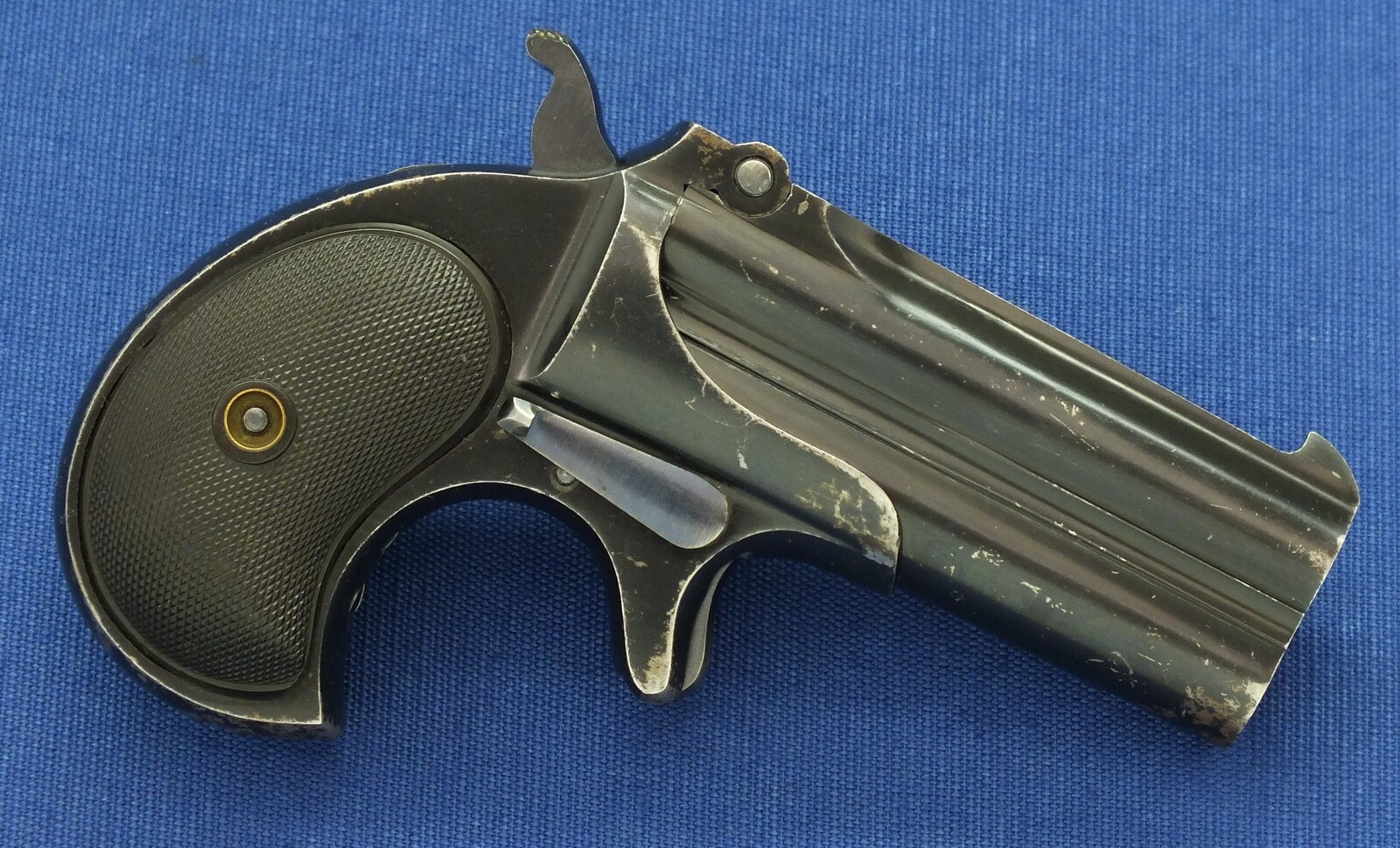 A fine antique American Dark Gray/blue parkerized matte finish Remington Double Deringer Type III, a.k.a. Model No 4. Caliber 41 rimfire. In near mint condition. Price 2.550 euro.