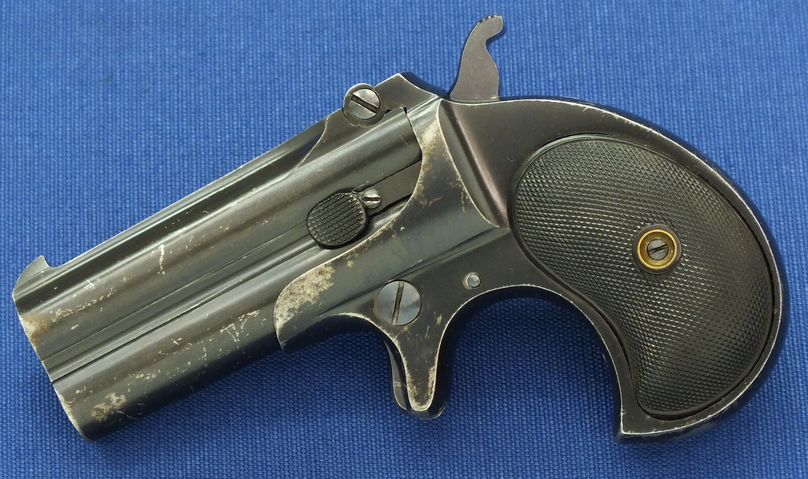 A fine antique American Dark Gray/blue parkerized matte finish Remington Double Deringer Type III, a.k.a. Model No 4. Caliber 41 rimfire. In near mint condition. Price 2.550 euro.