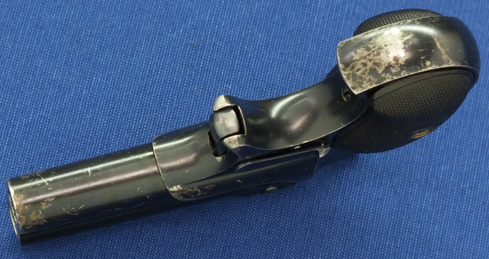 A fine antique American Dark Gray/blue parkerized matte finish Remington Double Deringer Type III, a.k.a. Model No 4. Caliber 41 rimfire. In near mint condition. Price 2.550 euro.