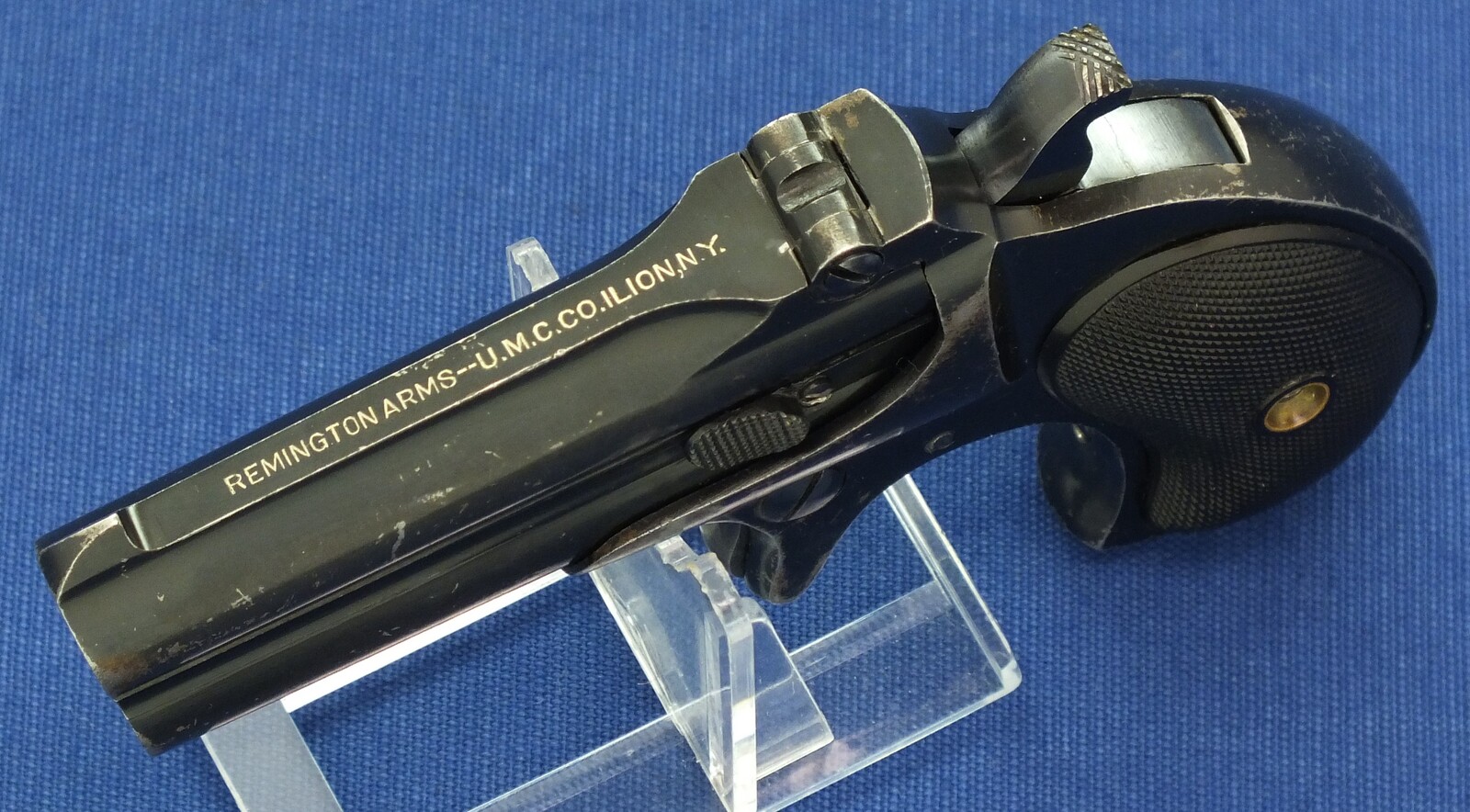 A fine antique American Dark Gray/blue parkerized matte finish Remington Double Deringer Type III, a.k.a. Model No 4. Caliber 41 rimfire. In near mint condition. Price 2.550 euro.