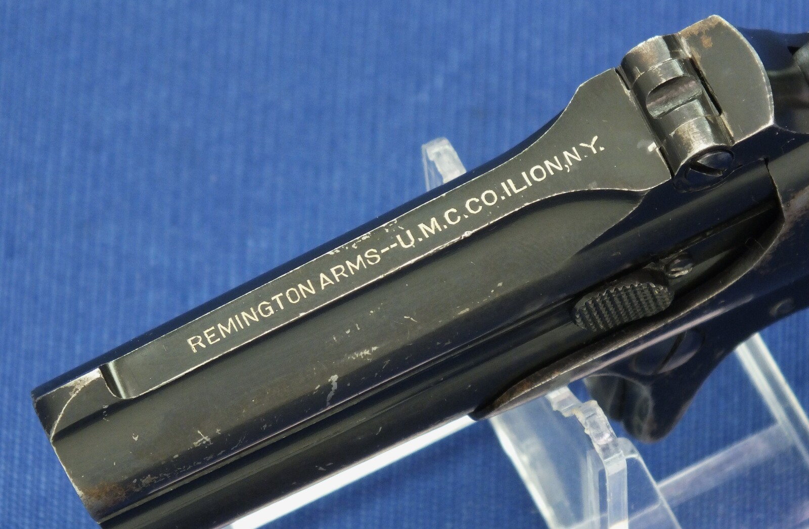 A fine antique American Dark Gray/blue parkerized matte finish Remington Double Deringer Type III, a.k.a. Model No 4. Caliber 41 rimfire. In near mint condition. Price 2.550 euro.