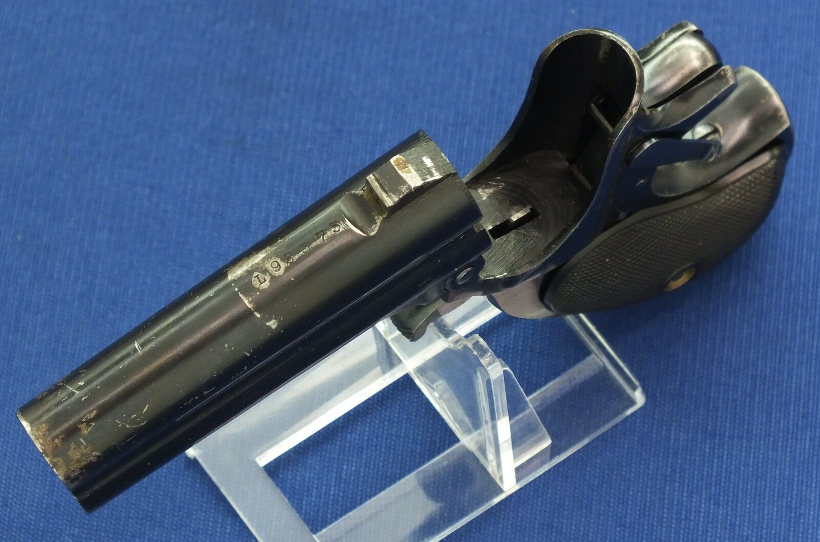 A fine antique American Dark Gray/blue parkerized matte finish Remington Double Deringer Type III, a.k.a. Model No 4. Caliber 41 rimfire. In near mint condition. Price 2.550 euro.