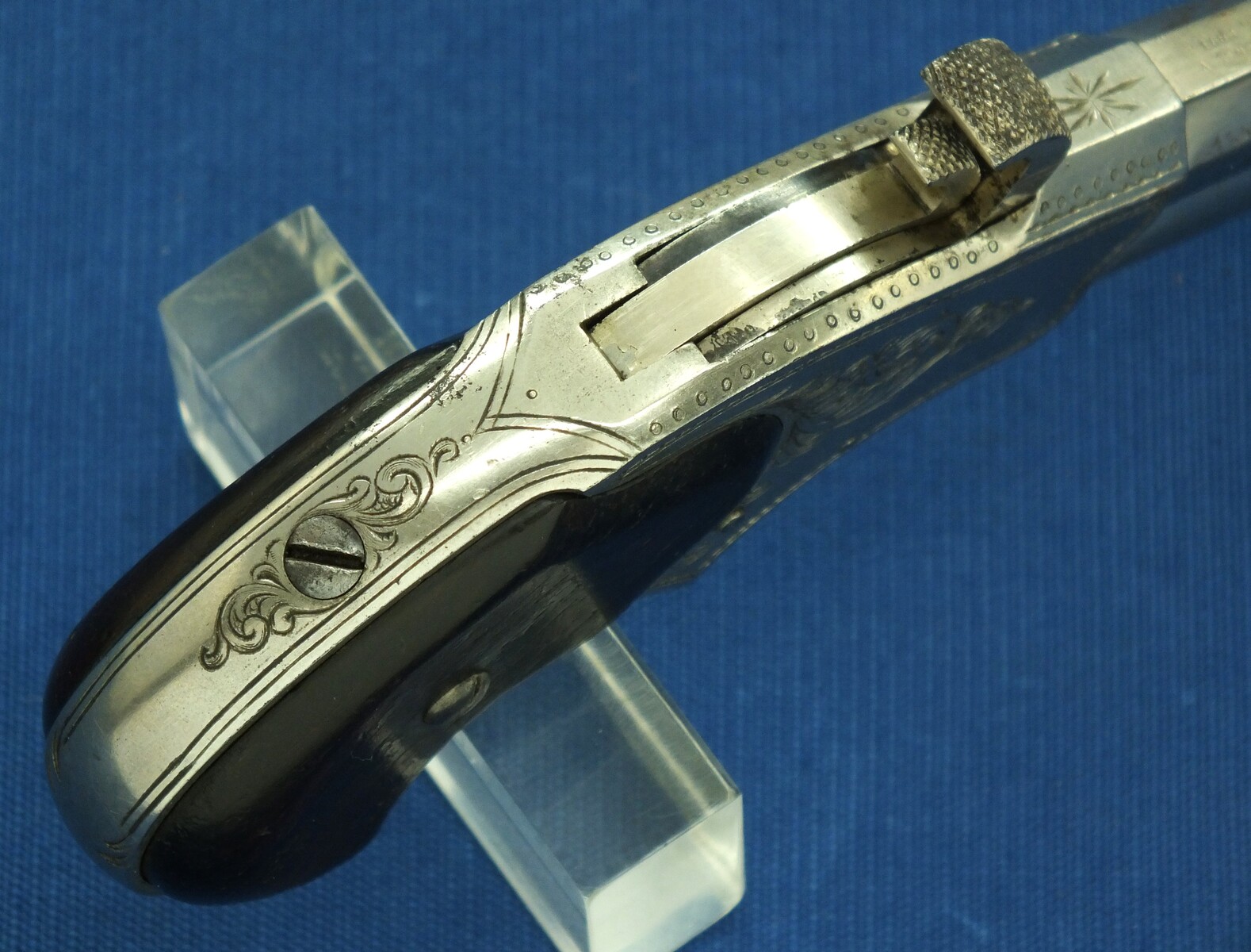 A fine antique American engraved Nickel plated Remington - Rider Magazin Pistol, .32 Rimfire Extra Short, five shot magazin, in very good condition. Price 1.350 euro.