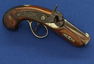 A fine antique American Henri Deringer Philadelphia percussion pistol. Caliber 44, 2,5 inch barrel. In very good condition. 