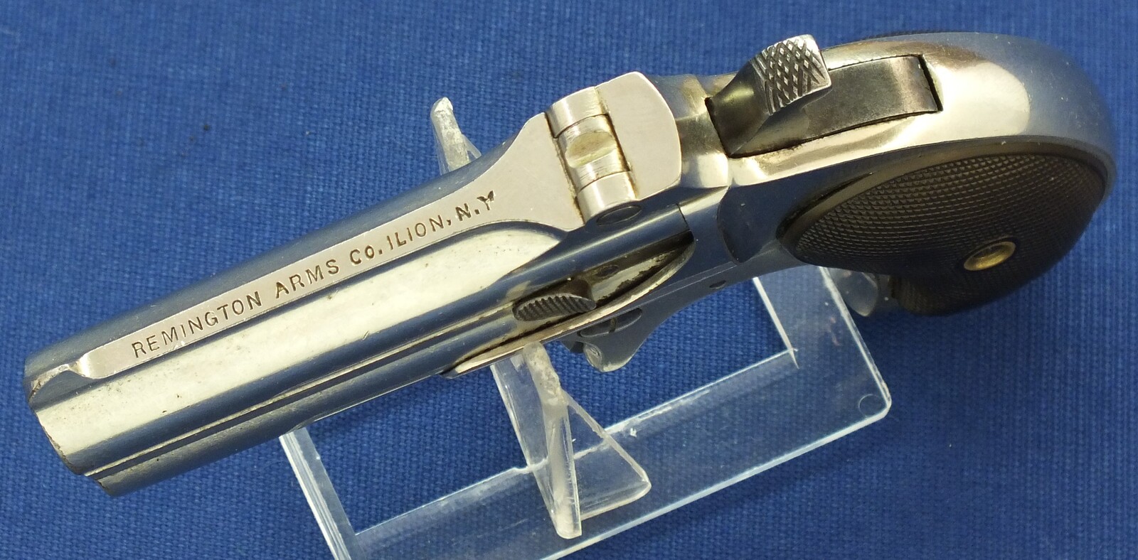 A fine antique American Nickel Plated Remington Double Deringer Type II, a.k.a. Model No 3. Caliber 41 rimfire. In very good condition. Price 1.995 euro.