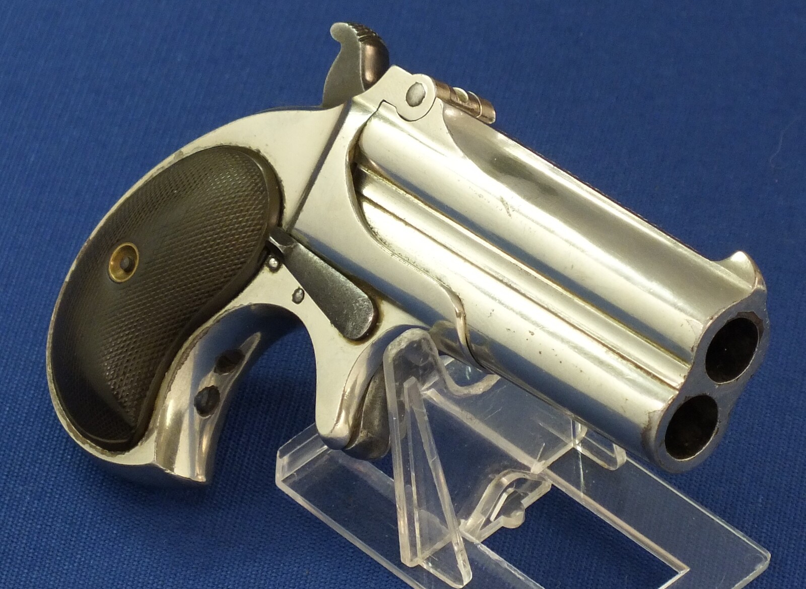 A fine antique American Nickel Plated Remington Double Deringer Type II, a.k.a. Model No 3. Caliber 41 rimfire. In very good condition. Price 1.995 euro.