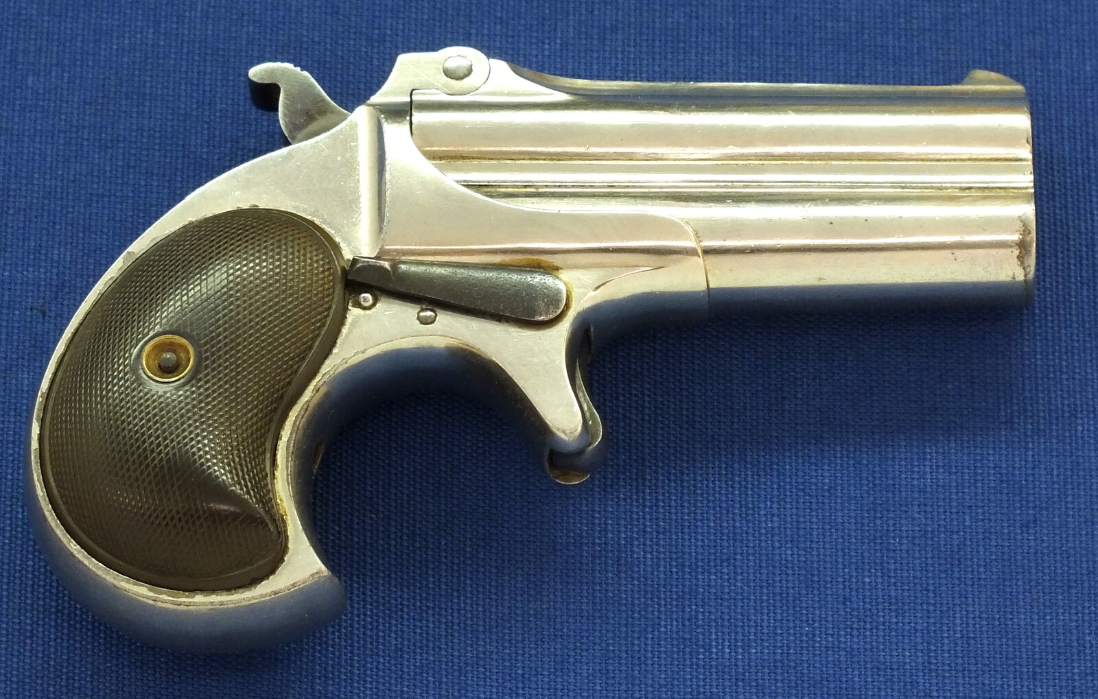 A fine antique American Nickel Plated Remington Double Deringer Type II, a.k.a. Model No 3. Caliber 41 rimfire. In very good condition. Price 1.995 euro.