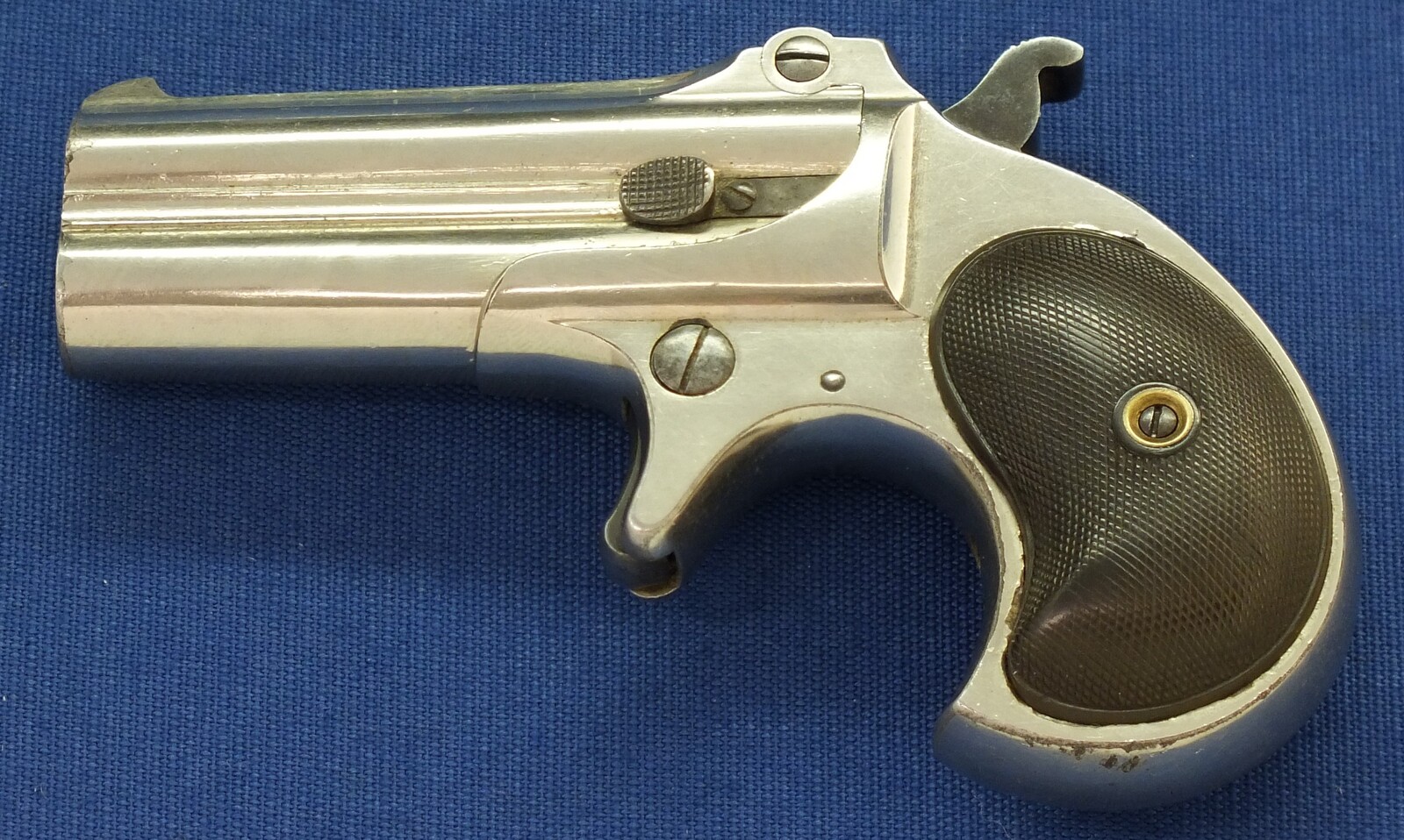 A fine antique American Nickel Plated Remington Double Deringer Type II, a.k.a. Model No 3. Caliber 41 rimfire. In very good condition. Price 1.995 euro.