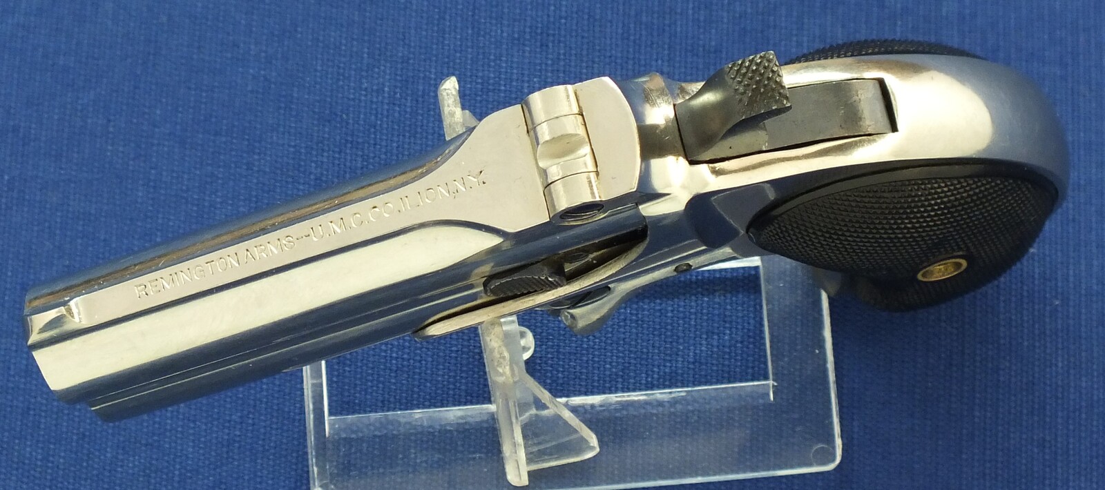 A fine antique American Nickel Plated Remington Double Deringer Type III, a.k.a. Model No 4. Caliber 41 rimfire. In mint condition. Price 2.650 euro.