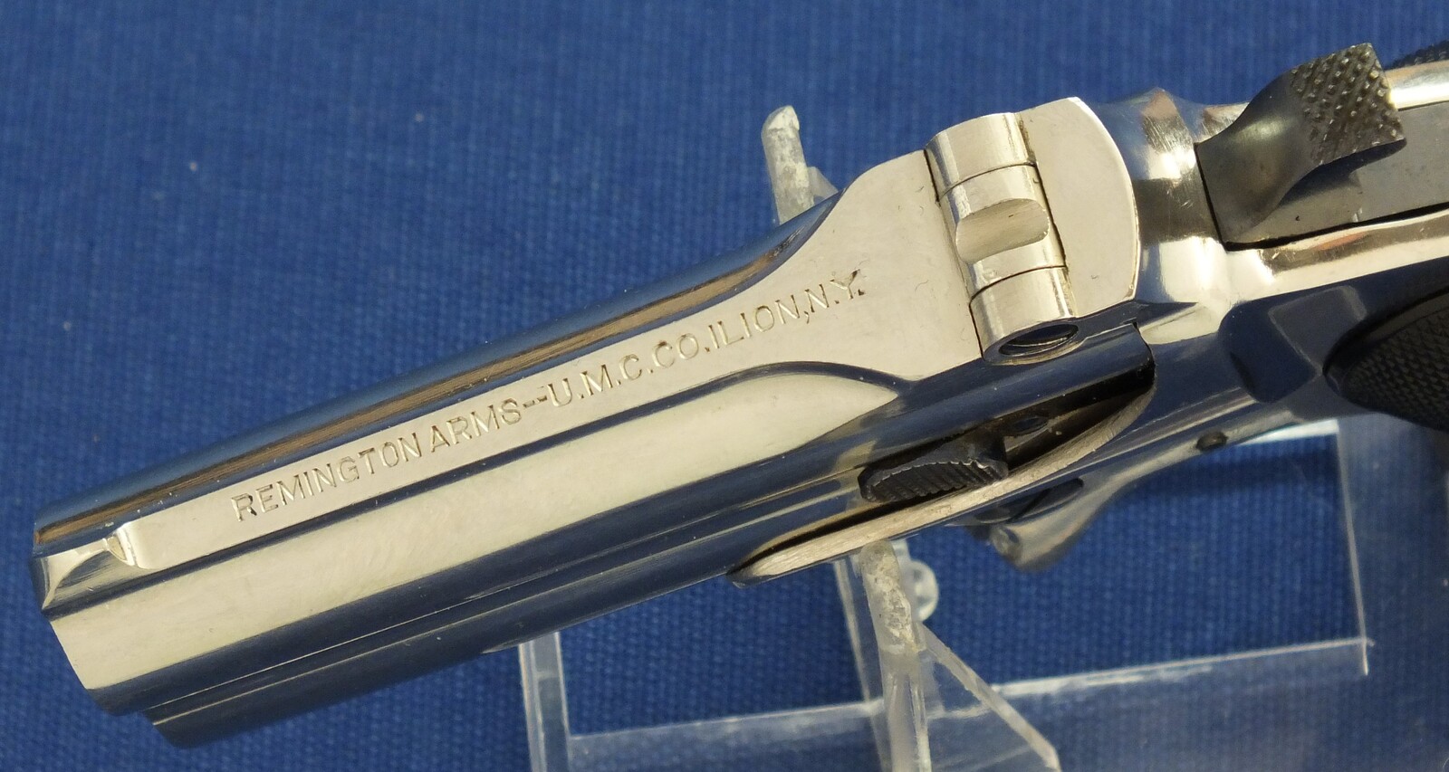 A fine antique American Nickel Plated Remington Double Deringer Type III, a.k.a. Model No 4. Caliber 41 rimfire. In mint condition. Price 2.650 euro.