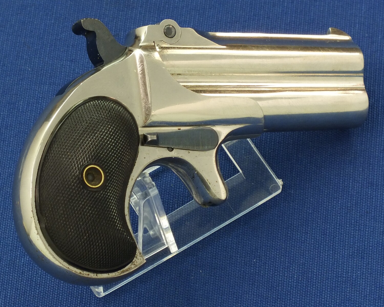 A fine antique American Nickel Plated Remington Double Deringer Type III, a.k.a. Model No 4. Caliber 41 rimfire. In mint condition. Price 2.650 euro.