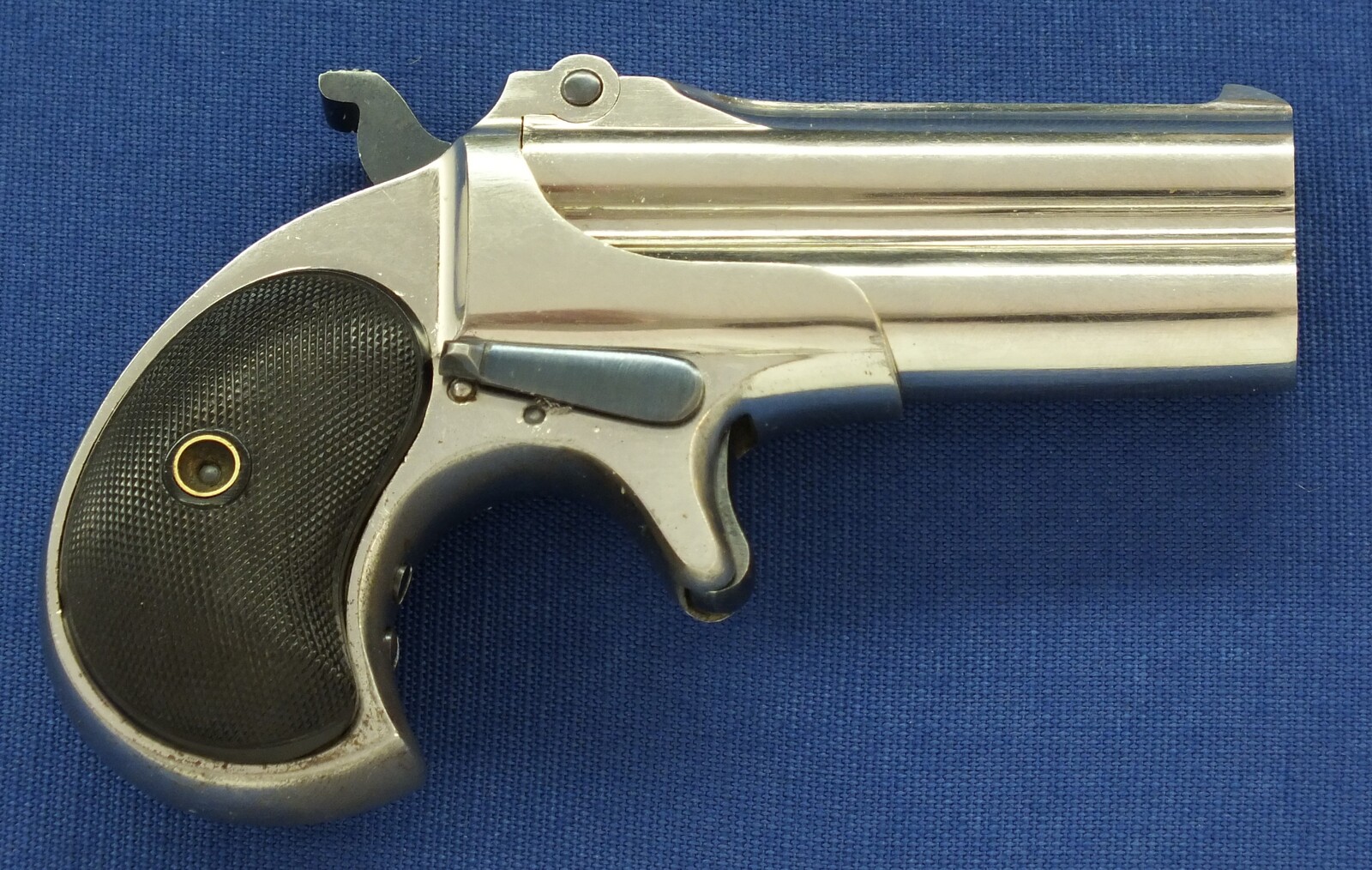 A fine antique American Nickel Plated Remington Double Deringer Type III, a.k.a. Model No 4. Caliber 41 rimfire. In mint condition. Price 2.650 euro.