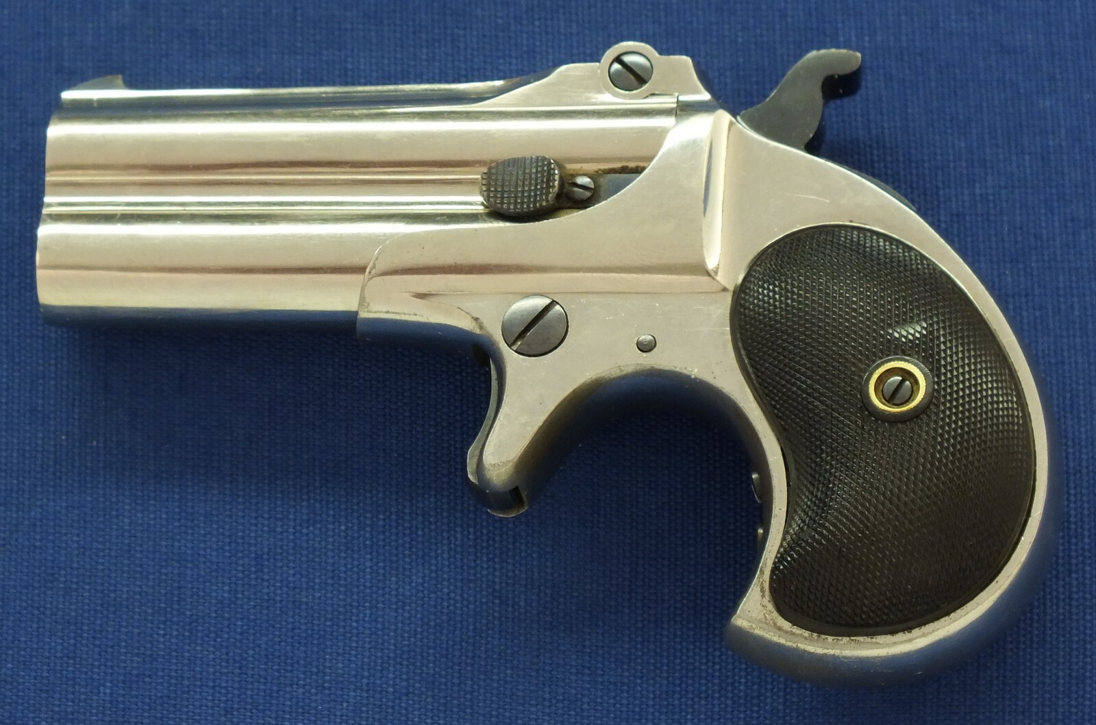 A fine antique American Nickel Plated Remington Double Deringer Type III, a.k.a. Model No 4. Caliber 41 rimfire. In mint condition. Price 2.650 euro.