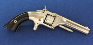 A fine antique American Nickel Plated Smith&Wesson Model No1 First issue sixth type 7 shot 22 short rimfire revolver. Length 19,5cm. In very good condition. Price 2.450 euro