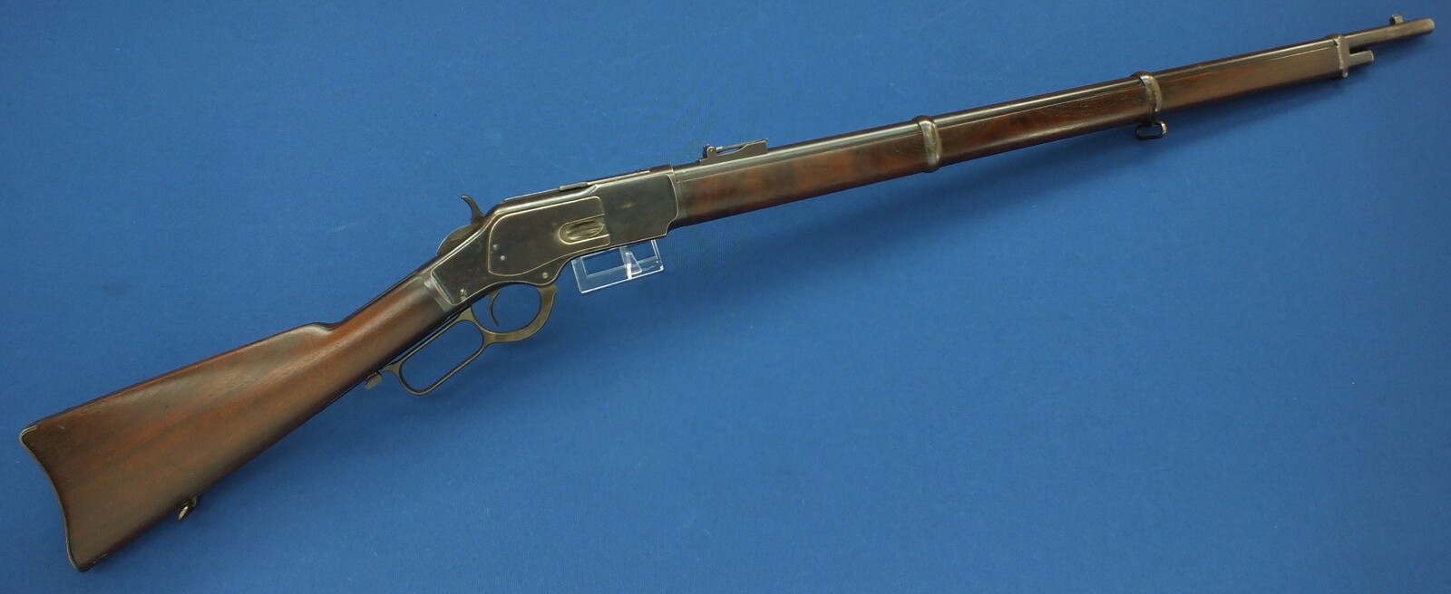 A fine antique American Winchester Model 1873 Musket. Caliber 44-40. 30 inch barrel with clear address. Made 1894. Length 124cm. In very good condition. Price 6.650 euro.