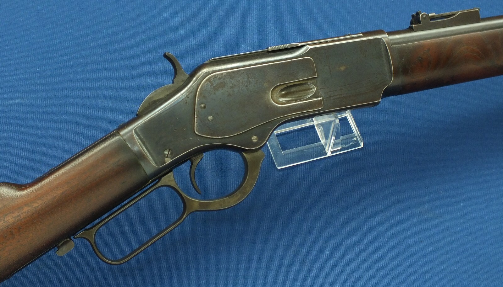 A fine antique American Winchester Model 1873 Musket. Caliber 44-40. 30 inch barrel with clear address. Made 1894. Length 124cm. In very good condition. Price 6.650 euro.