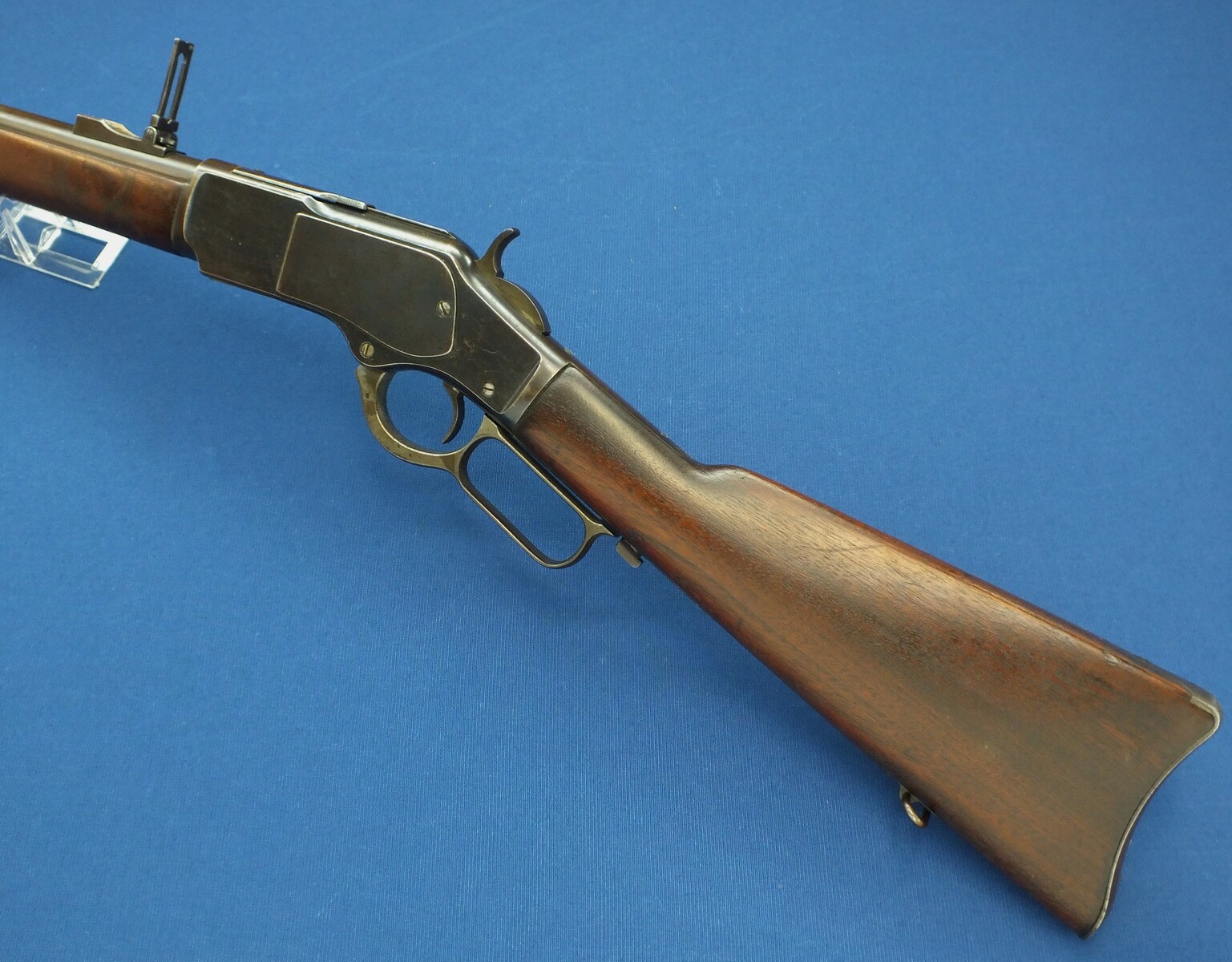 A fine antique American Winchester Model 1873 Musket. Caliber 44-40. 30 inch barrel with clear address. Made 1894. Length 124cm. In very good condition. Price 6.650 euro.