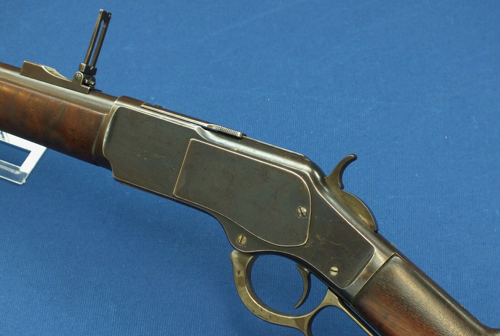 A fine antique American Winchester Model 1873 Musket. Caliber 44-40. 30 inch barrel with clear address. Made 1894. Length 124cm. In very good condition. Price 6.650 euro.