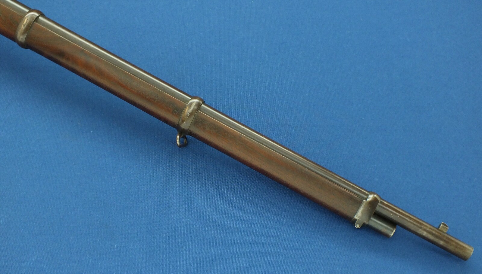 A fine antique American Winchester Model 1873 Musket. Caliber 44-40. 30 inch barrel with clear address. Made 1894. Length 124cm. In very good condition. Price 6.650 euro.