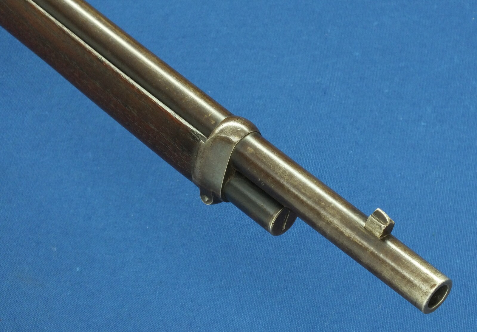 A fine antique American Winchester Model 1873 Musket. Caliber 44-40. 30 inch barrel with clear address. Made 1894. Length 124cm. In very good condition. Price 6.650 euro.