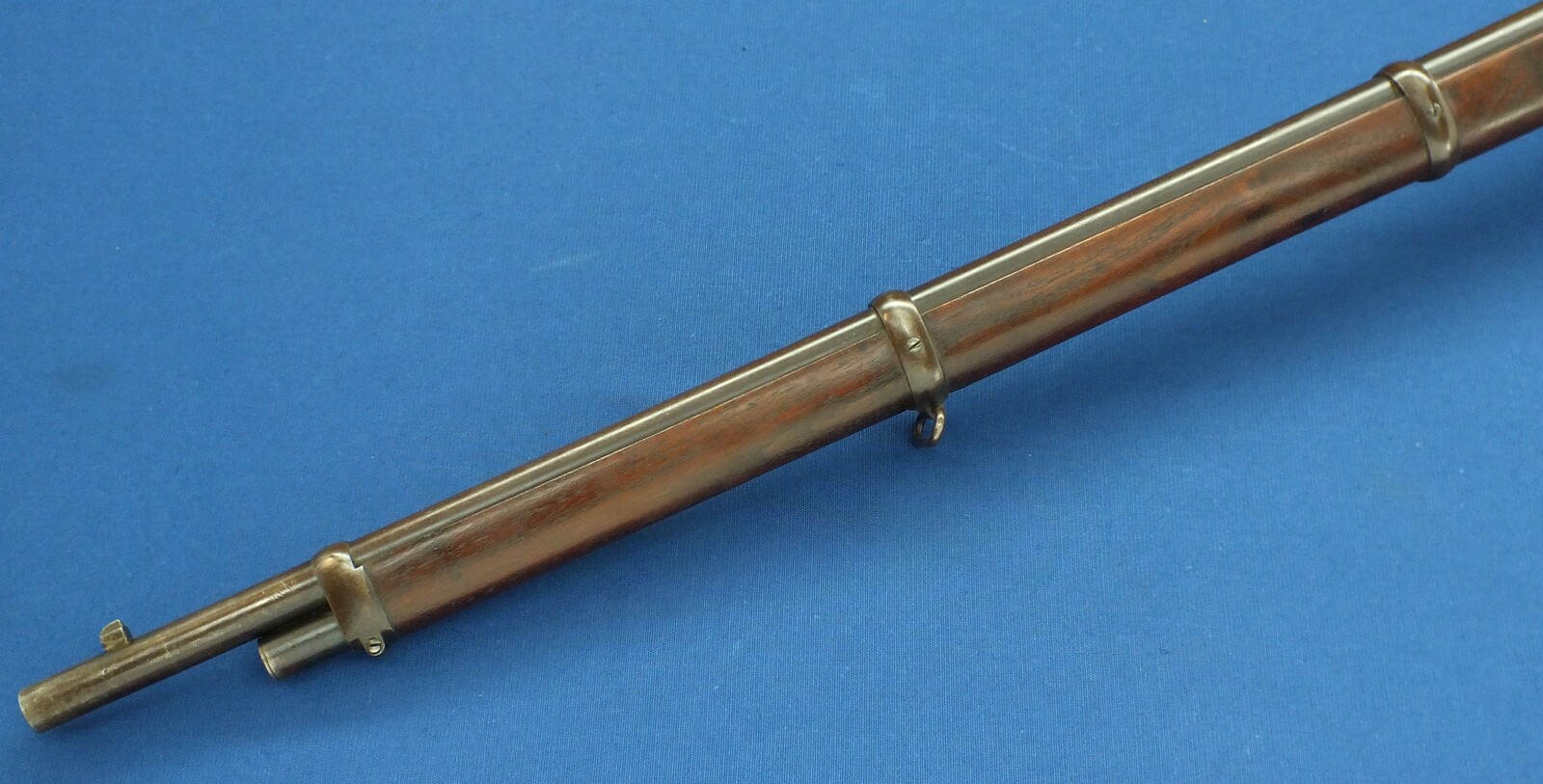 A fine antique American Winchester Model 1873 Musket. Caliber 44-40. 30 inch barrel with clear address. Made 1894. Length 124cm. In very good condition. Price 6.650 euro.