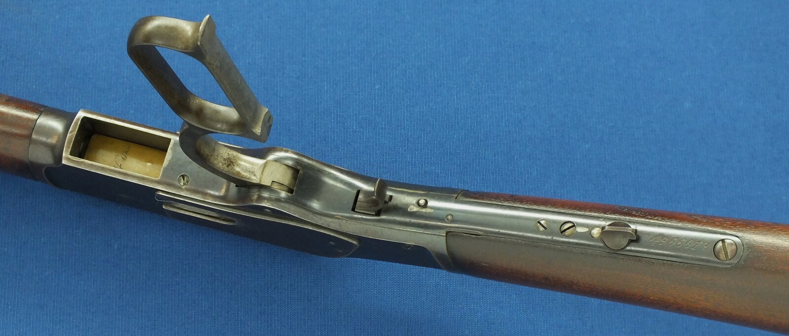 A fine antique American Winchester Model 1873 Musket. Caliber 44-40. 30 inch barrel with clear address. Made 1894. Length 124cm. In very good condition. Price 6.650 euro.