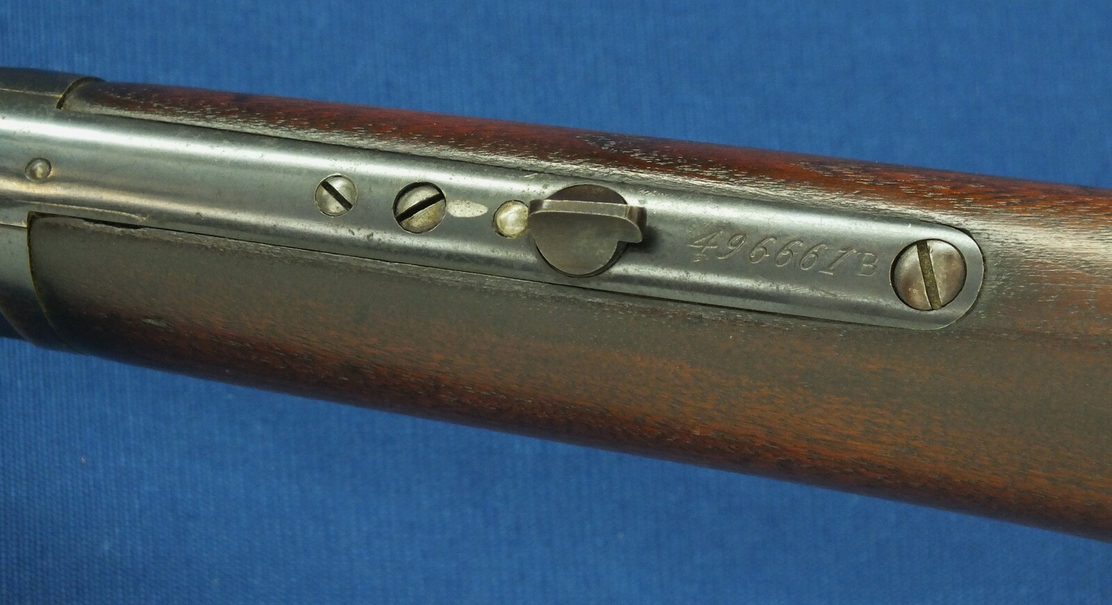 A fine antique American Winchester Model 1873 Musket. Caliber 44-40. 30 inch barrel with clear address. Made 1894. Length 124cm. In very good condition. Price 6.650 euro.