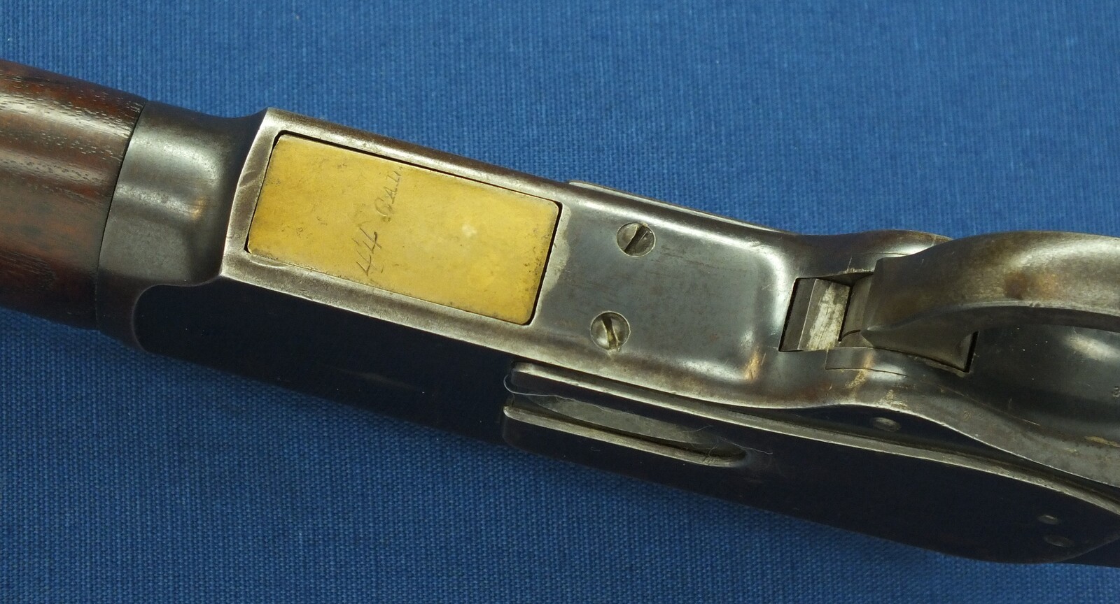 A fine antique American Winchester Model 1873 Musket. Caliber 44-40. 30 inch barrel with clear address. Made 1894. Length 124cm. In very good condition. Price 6.650 euro.