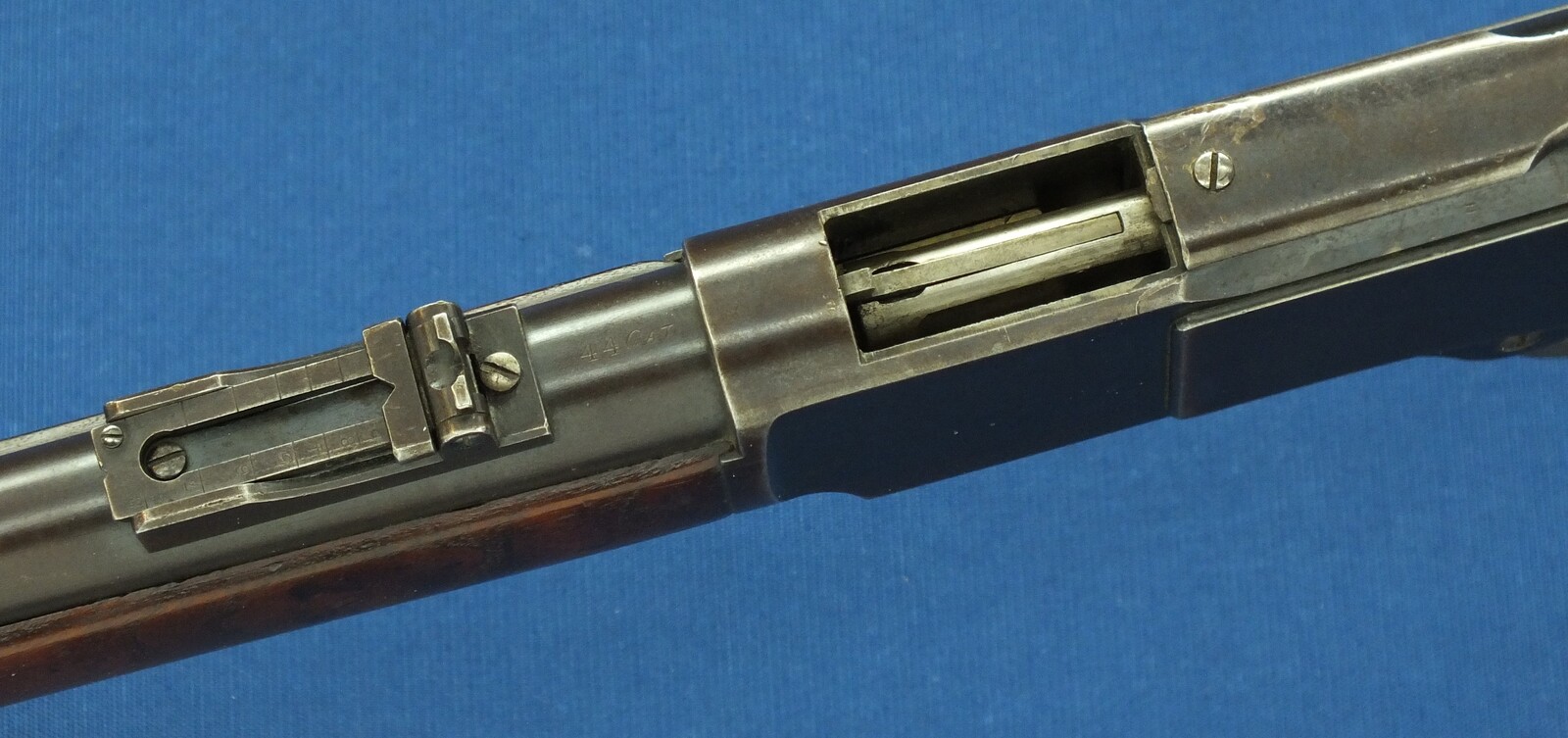 A fine antique American Winchester Model 1873 Musket. Caliber 44-40. 30 inch barrel with clear address. Made 1894. Length 124cm. In very good condition. Price 6.650 euro.