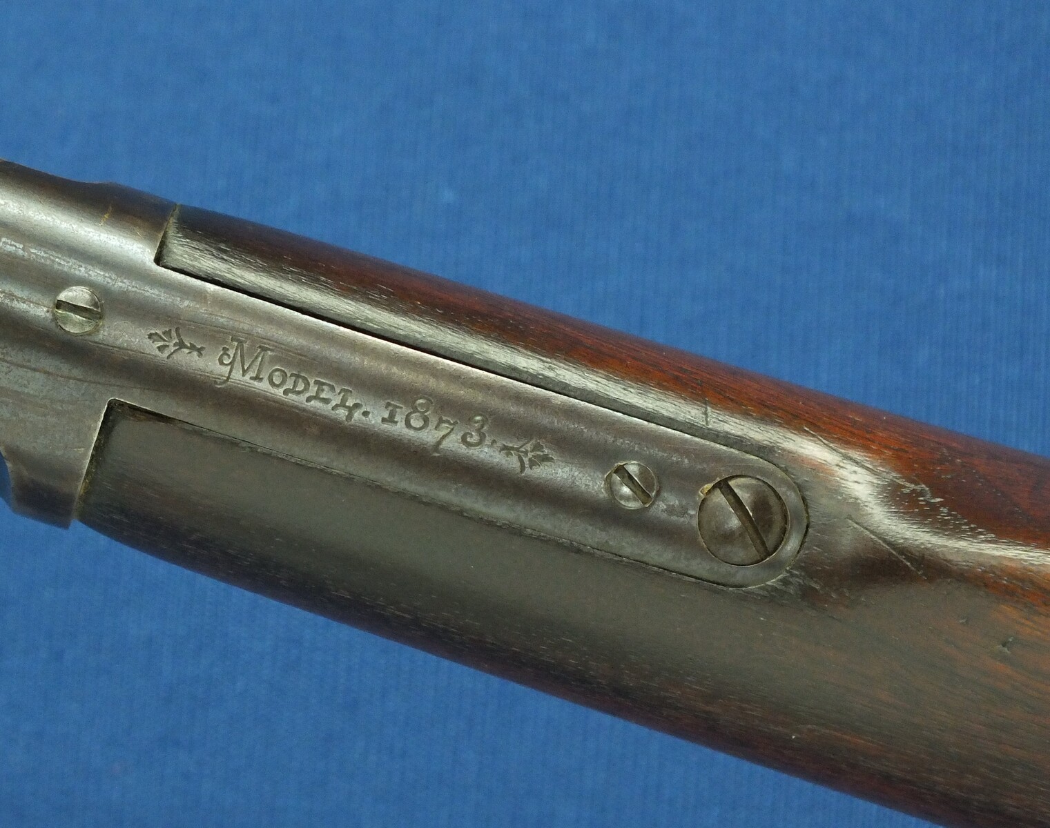 A fine antique American Winchester Model 1873 Musket. Caliber 44-40. 30 inch barrel with clear address. Made 1894. Length 124cm. In very good condition. Price 6.650 euro.