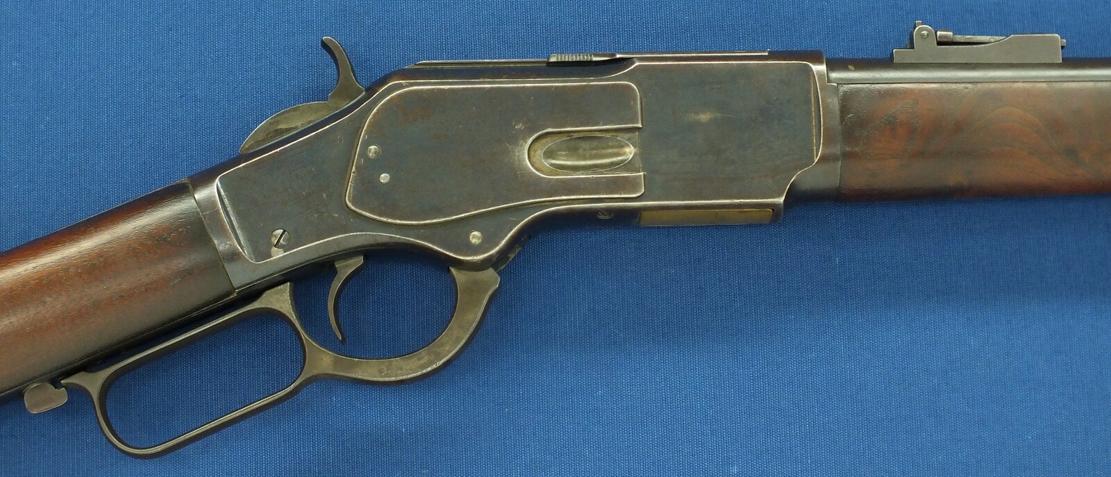 A fine antique American Winchester Model 1873 Musket. Caliber 44-40. 30 inch barrel with clear address. Made 1894. Length 124cm. In very good condition. Price 6.650 euro.