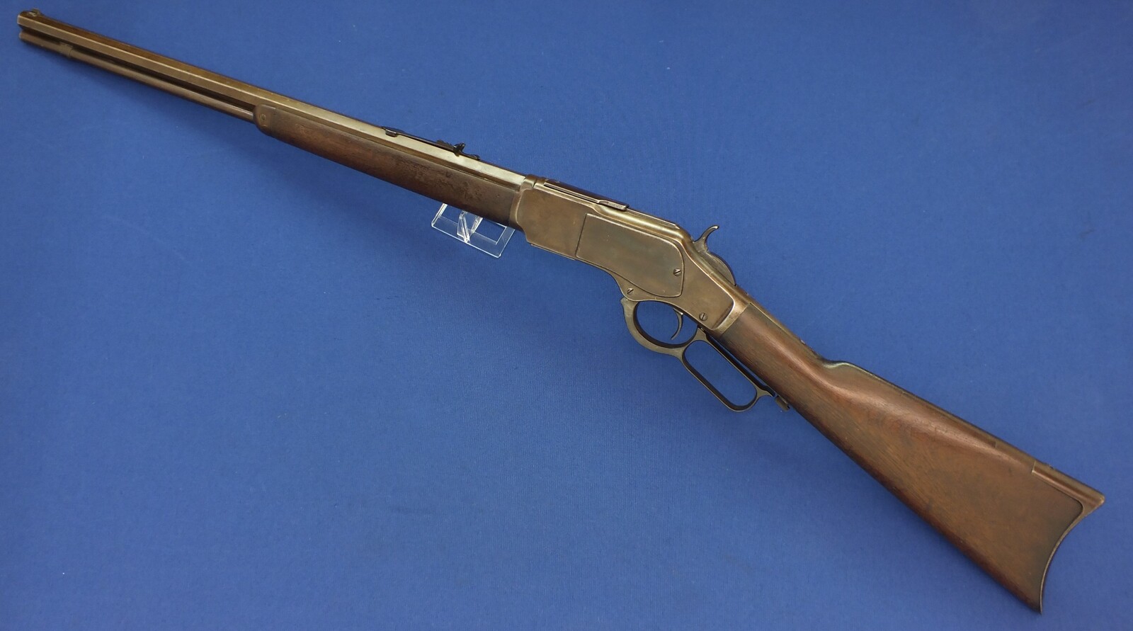 A fine antique American Winchester Model 1873 Rifle with 23 inch octagonal barrel with clear address. Caliber 32 W.C.F ( 32-20). In very good condition. Price 3.650 euro