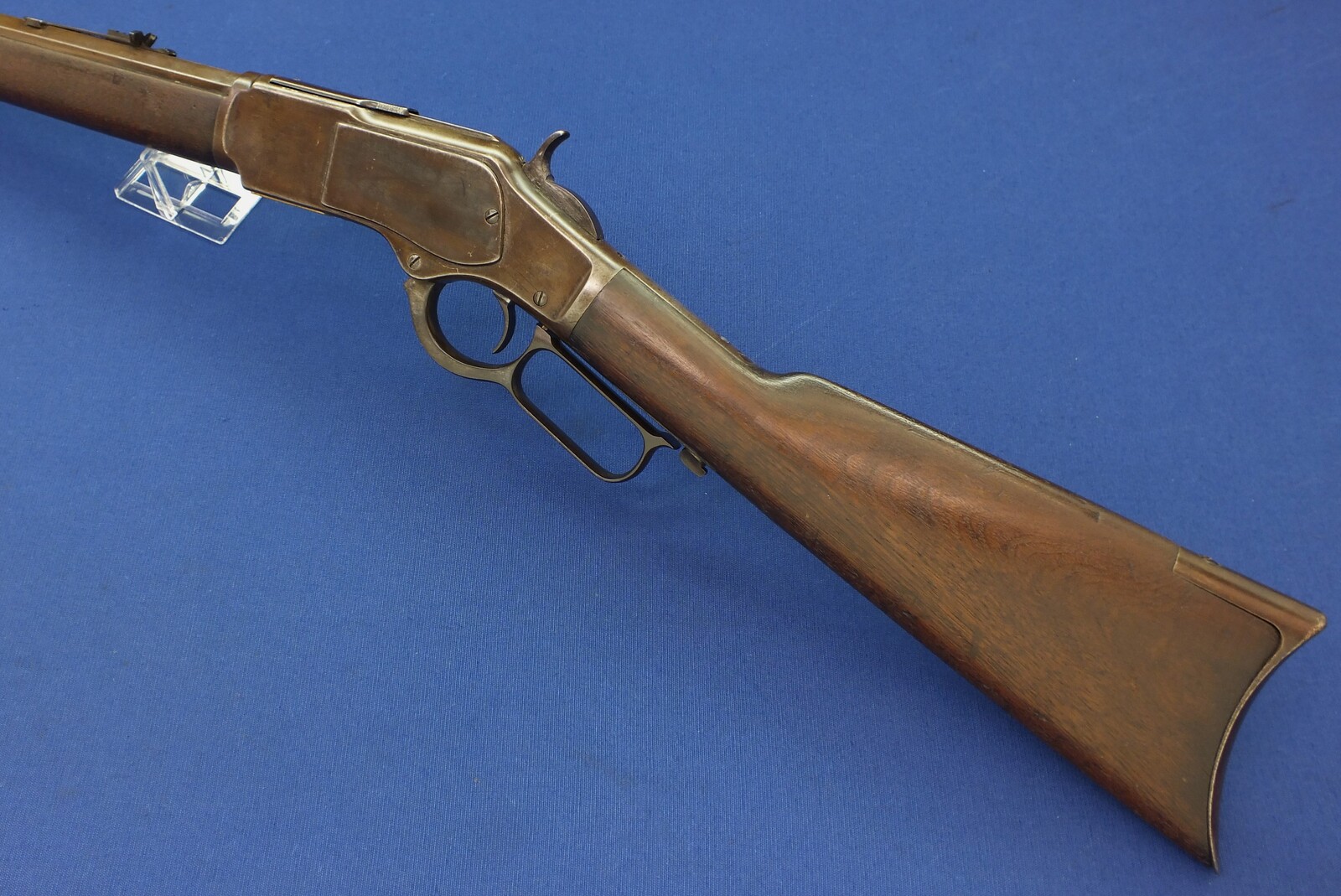 A fine antique American Winchester Model 1873 Rifle with 23 inch octagonal barrel with clear address. Caliber 32 W.C.F ( 32-20). In very good condition. Price 3.650 euro
