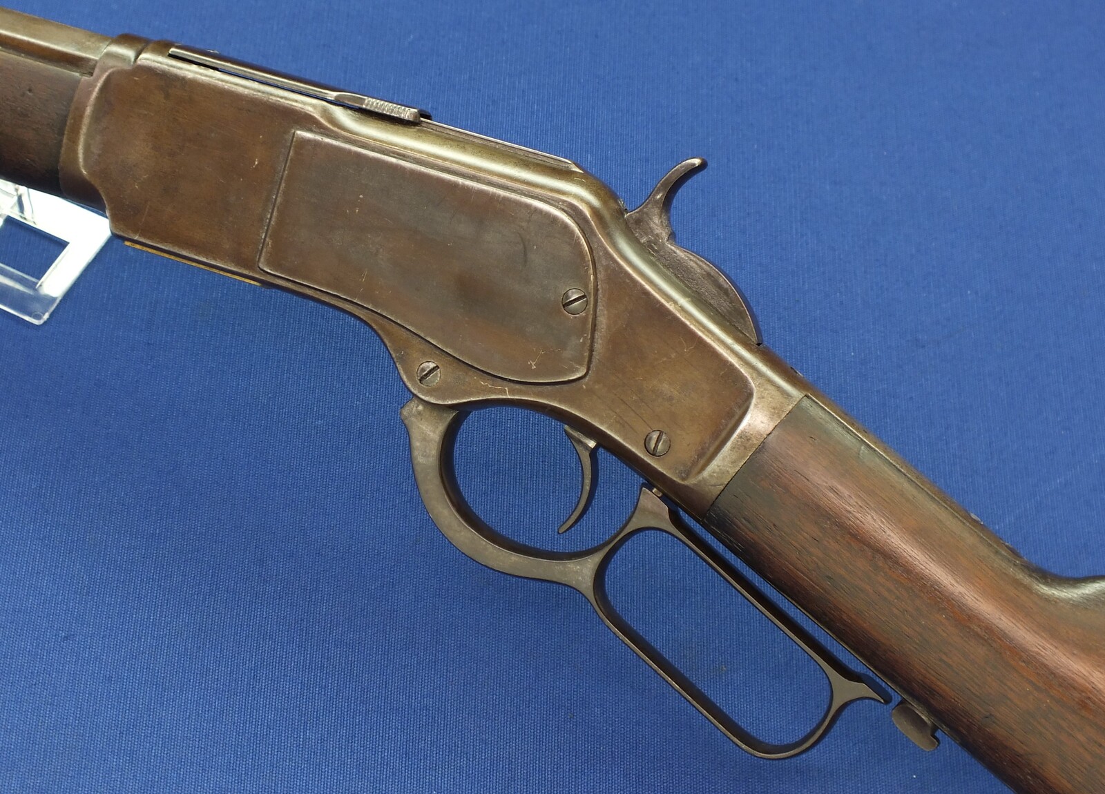 A fine antique American Winchester Model 1873 Rifle with 23 inch octagonal barrel with clear address. Caliber 32 W.C.F ( 32-20). In very good condition. Price 3.650 euro