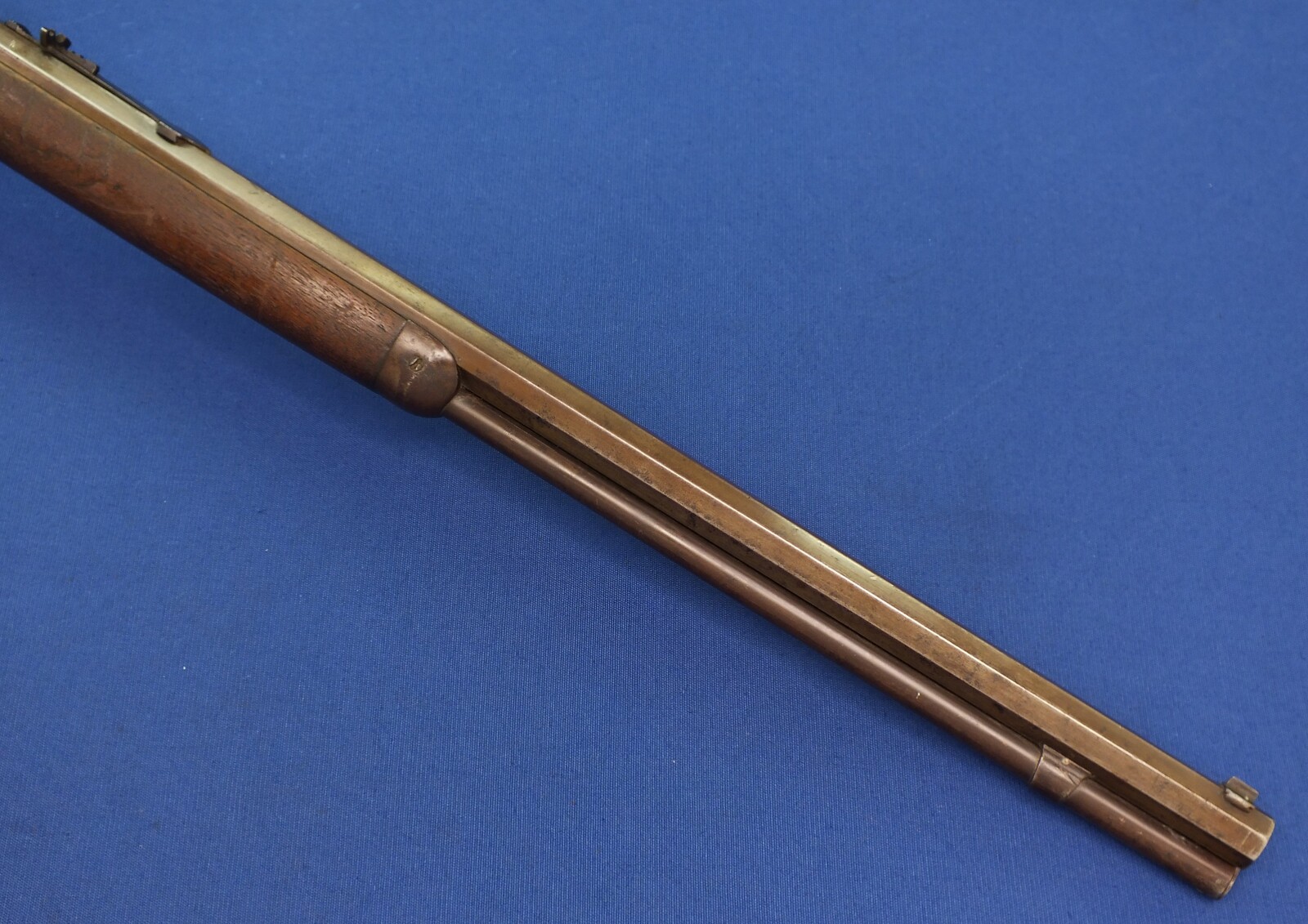 A fine antique American Winchester Model 1873 Rifle with 23 inch octagonal barrel with clear address. Caliber 32 W.C.F ( 32-20). In very good condition. Price 3.650 euro