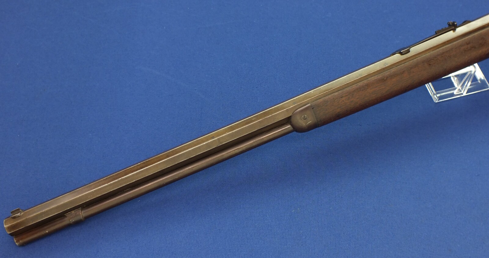 A fine antique American Winchester Model 1873 Rifle with 23 inch octagonal barrel with clear address. Caliber 32 W.C.F ( 32-20). In very good condition. Price 3.650 euro