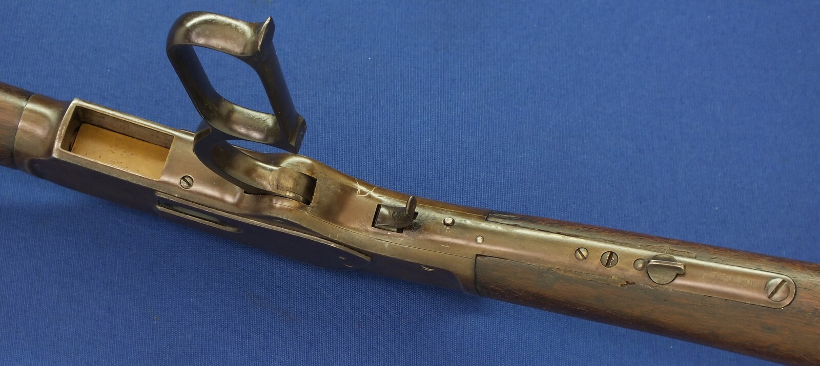 A fine antique American Winchester Model 1873 Rifle with 23 inch octagonal barrel with clear address. Caliber 32 W.C.F ( 32-20). In very good condition. Price 3.650 euro