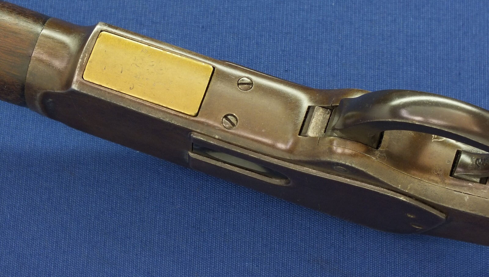 A fine antique American Winchester Model 1873 Rifle with 23 inch octagonal barrel with clear address. Caliber 32 W.C.F ( 32-20). In very good condition. Price 3.650 euro