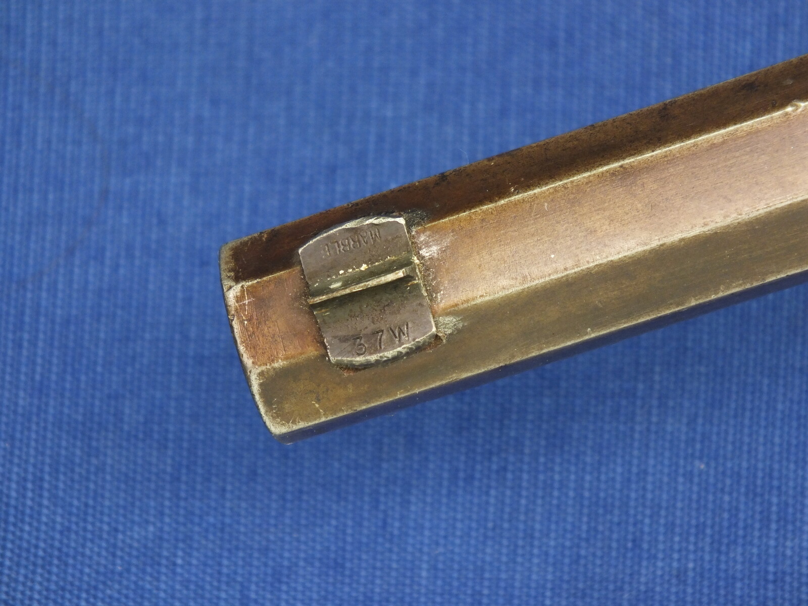 A fine antique American Winchester Model 1873 Rifle with 23 inch octagonal barrel with clear address. Caliber 32 W.C.F ( 32-20). In very good condition. Price 3.650 euro