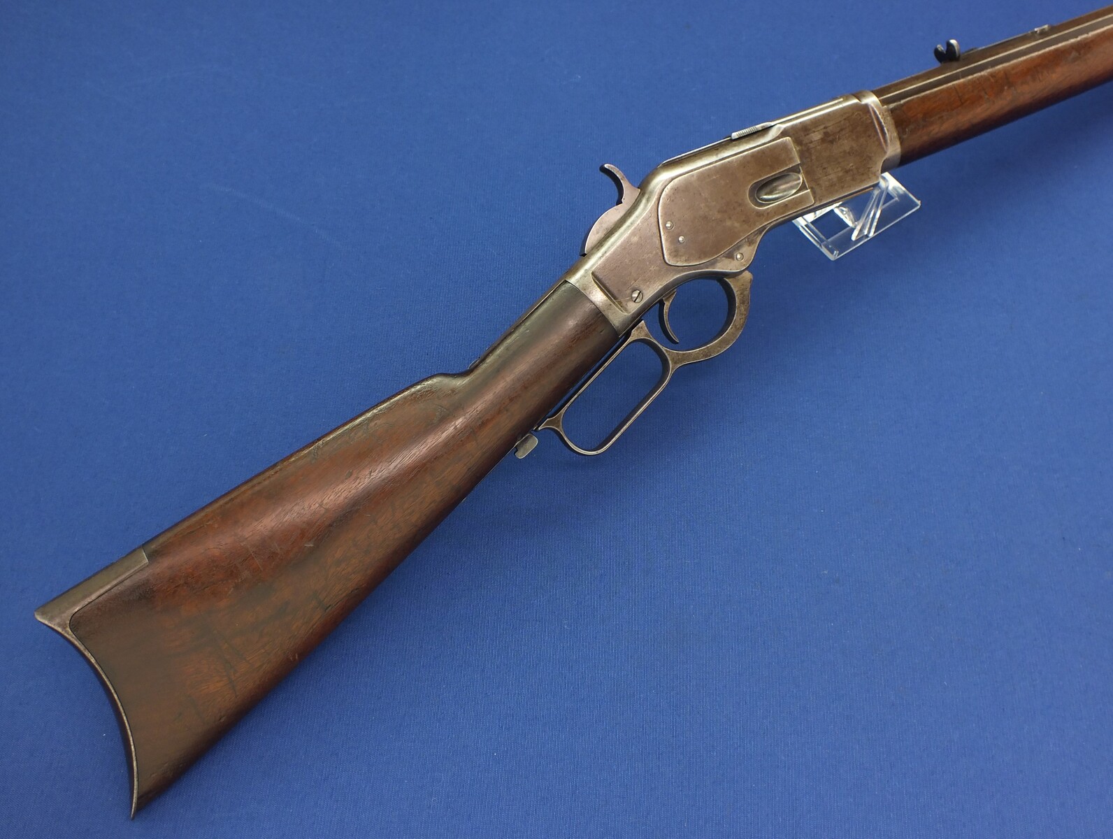 A fine antique American Winchester Model 1873 Rifle with 24 inch octagonal barrel with clear address. Caliber 32 W.C.F ( 32-20). In very good condition. Price 3.350 euro