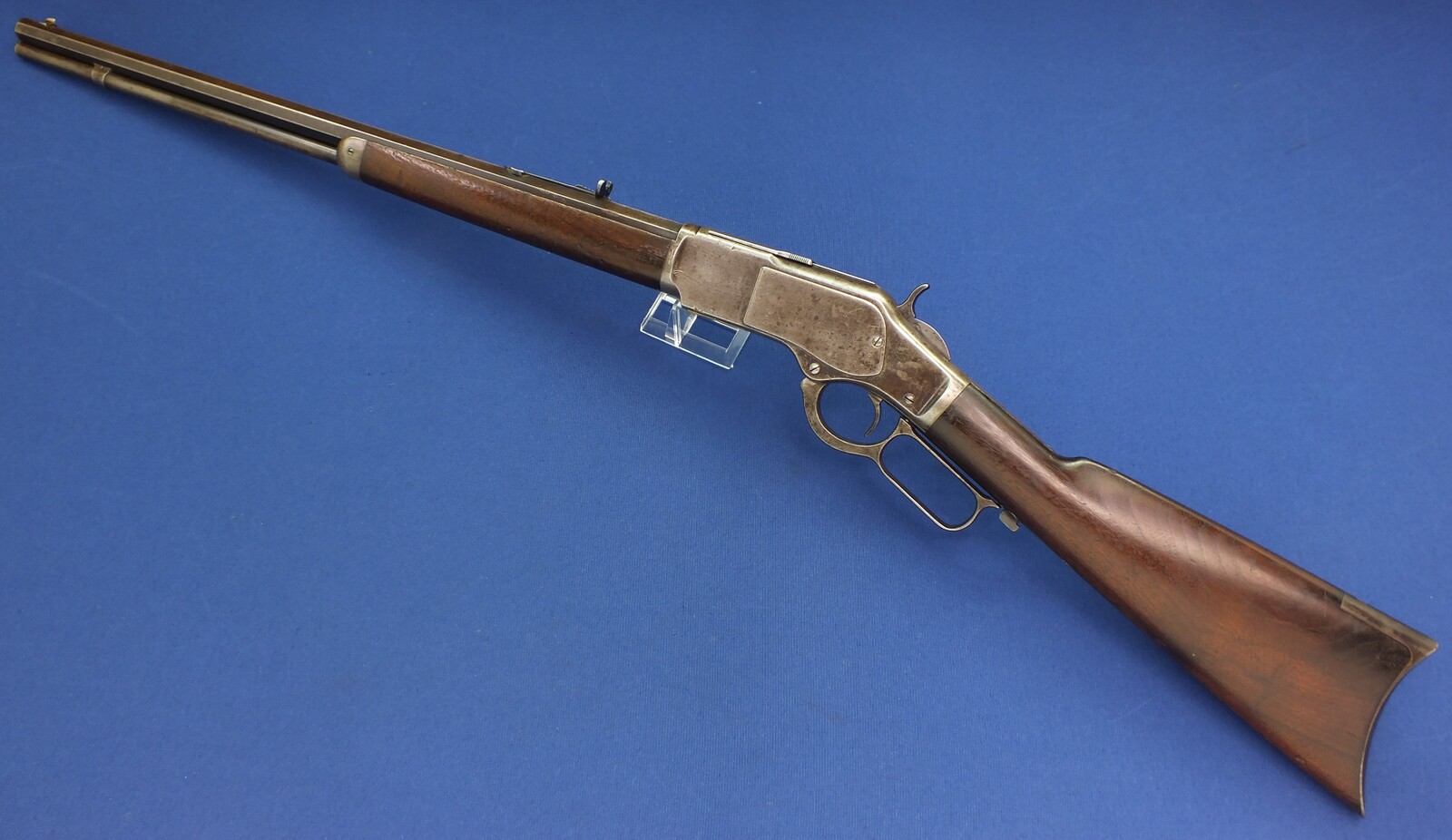 A fine antique American Winchester Model 1873 Rifle with 24 inch octagonal barrel with clear address. Caliber 32 W.C.F ( 32-20). In very good condition. Price 3.350 euro