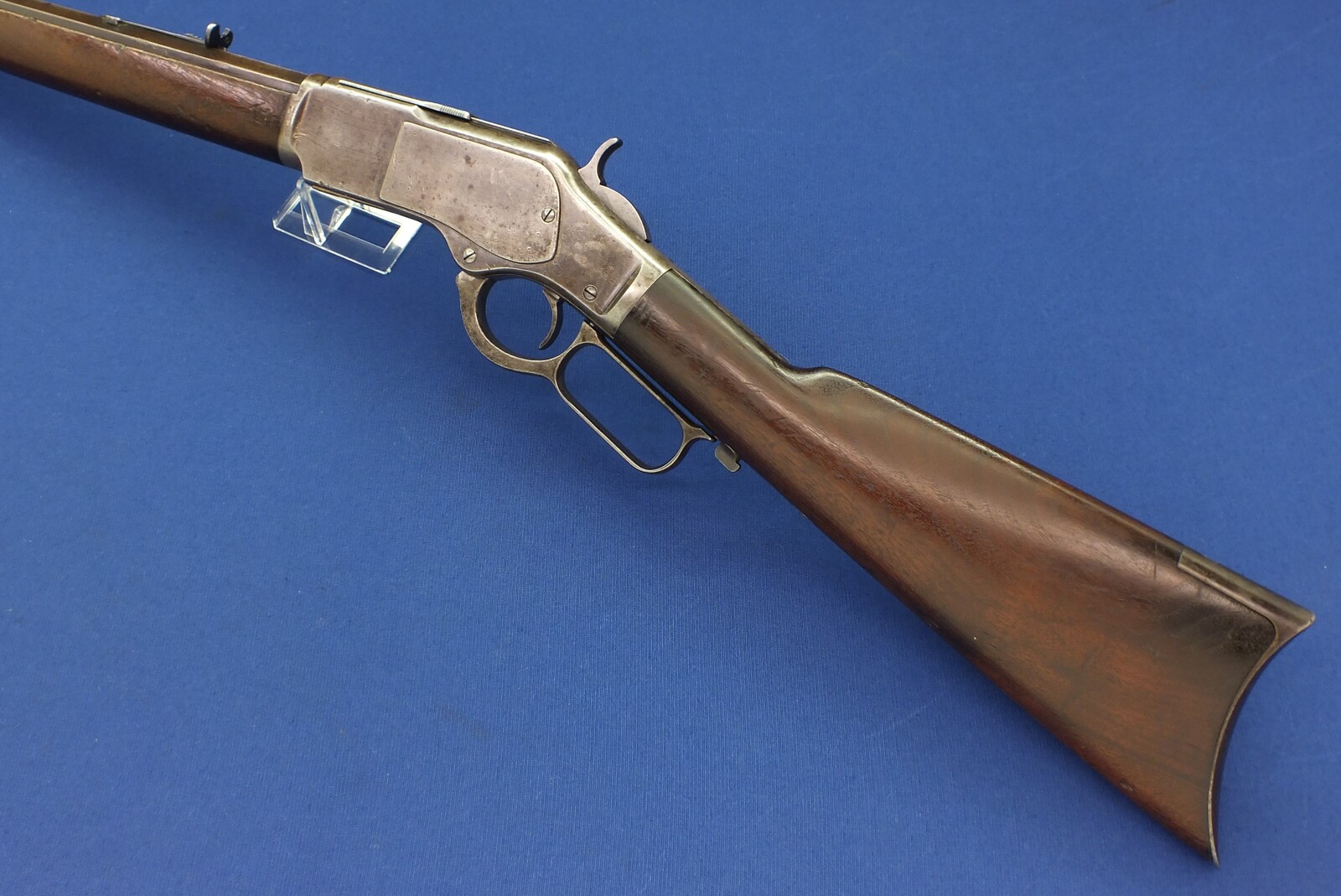 A fine antique American Winchester Model 1873 Rifle with 24 inch octagonal barrel with clear address. Caliber 32 W.C.F ( 32-20). In very good condition. Price 3.350 euro