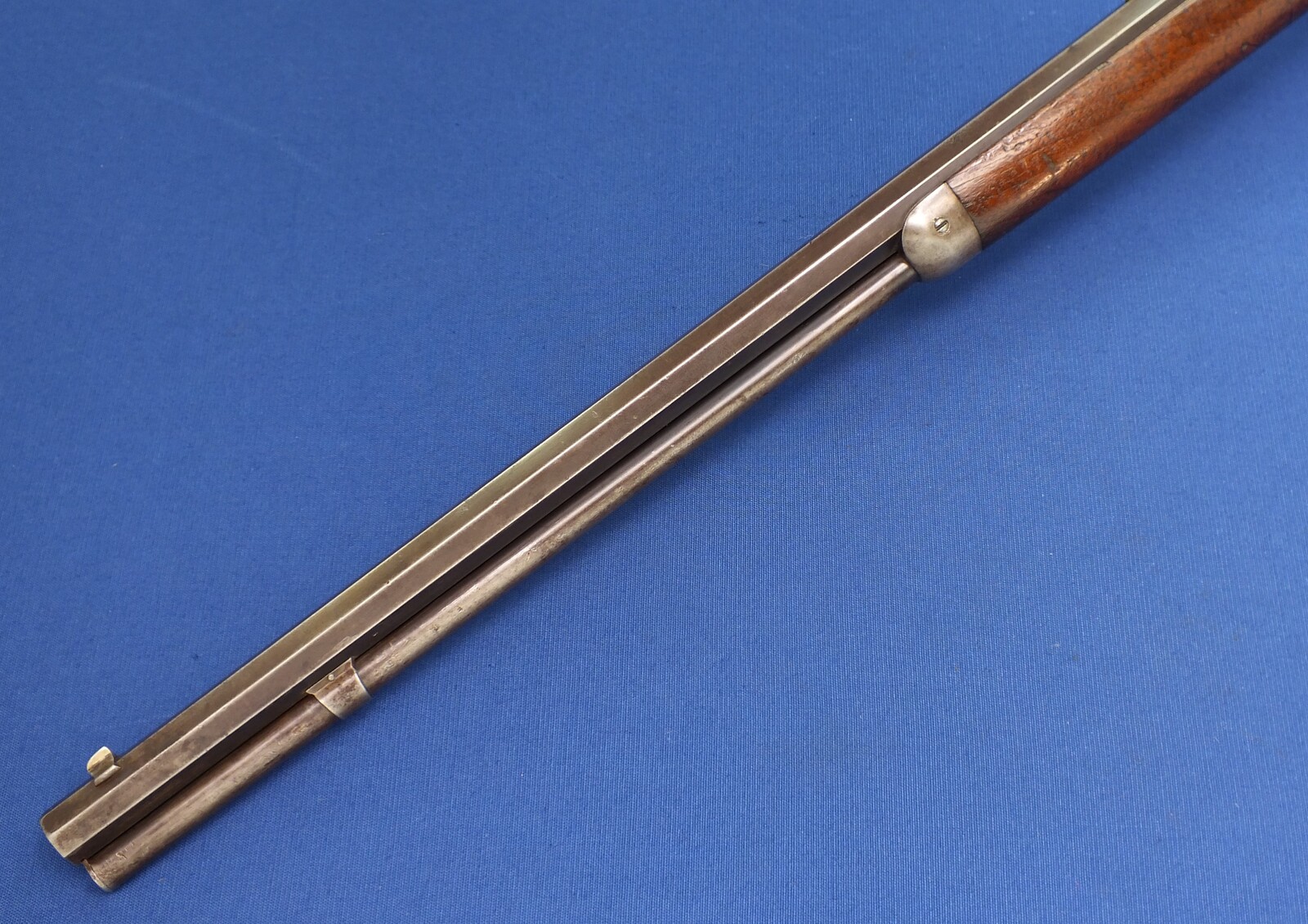 A fine antique American Winchester Model 1873 Rifle with 24 inch octagonal barrel with clear address. Caliber 32 W.C.F ( 32-20). In very good condition. Price 3.350 euro
