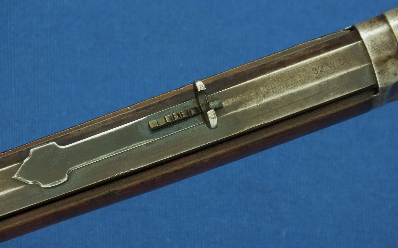 A fine antique American Winchester Model 1873 Rifle with 24 inch octagonal barrel with clear address. Caliber 32 W.C.F ( 32-20). In very good condition. Price 3.350 euro