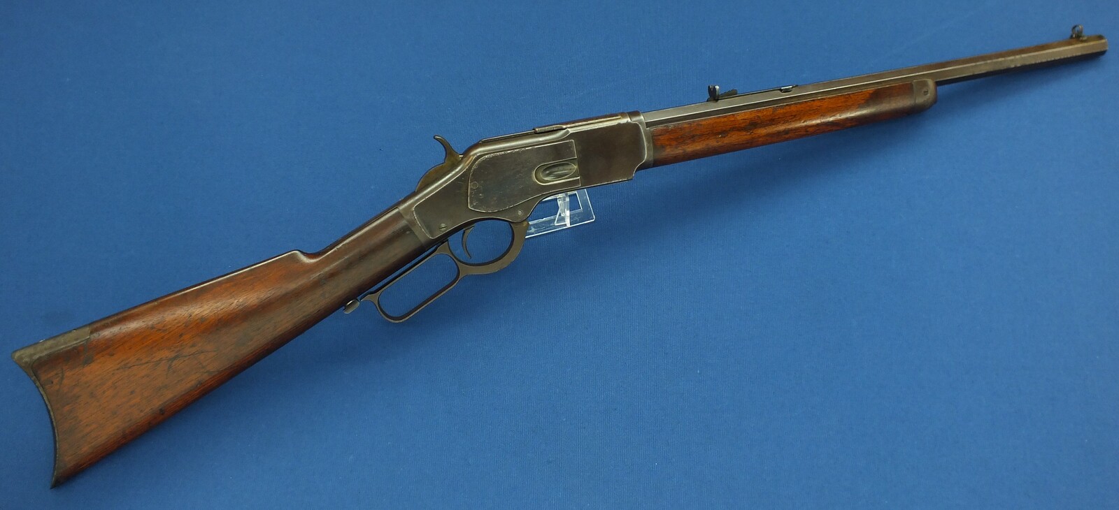 A fine antique American Winchester model 1873 Rifle with half magazine. Caliber 38-40, 18,1/3 inch octagonal barrel. Length 96cm. In very good condition. Price 2.950 euro.