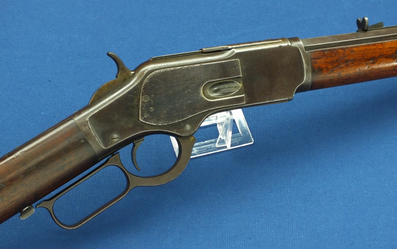 A fine antique American Winchester model 1873 Rifle with half magazine. Caliber 38-40, 18,1/3 inch octagonal barrel. Length 96cm. In very good condition. Price 2.950 euro.