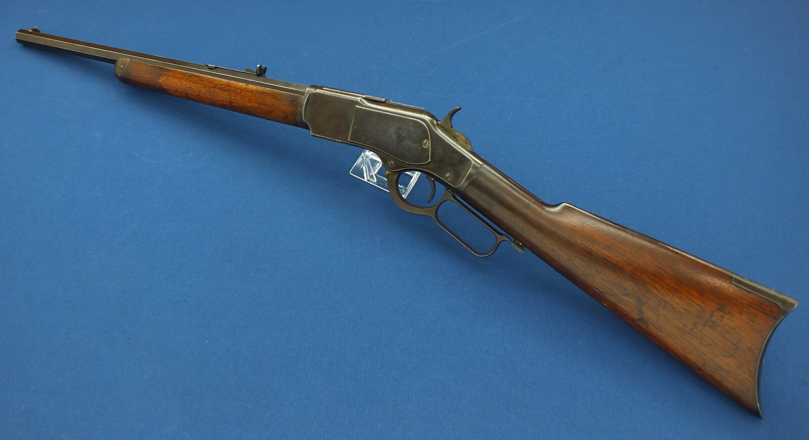 A fine antique American Winchester model 1873 Rifle with half magazine. Caliber 38-40, 18,1/3 inch octagonal barrel. Length 96cm. In very good condition. Price 2.950 euro.
