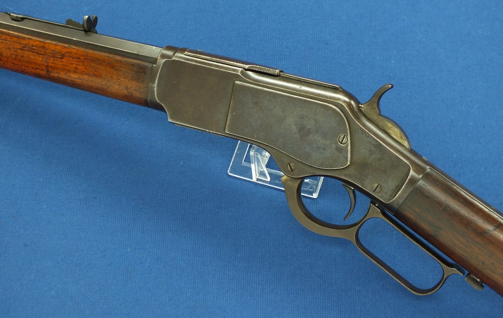 A fine antique American Winchester model 1873 Rifle with half magazine. Caliber 38-40, 18,1/3 inch octagonal barrel. Length 96cm. In very good condition. Price 2.950 euro.