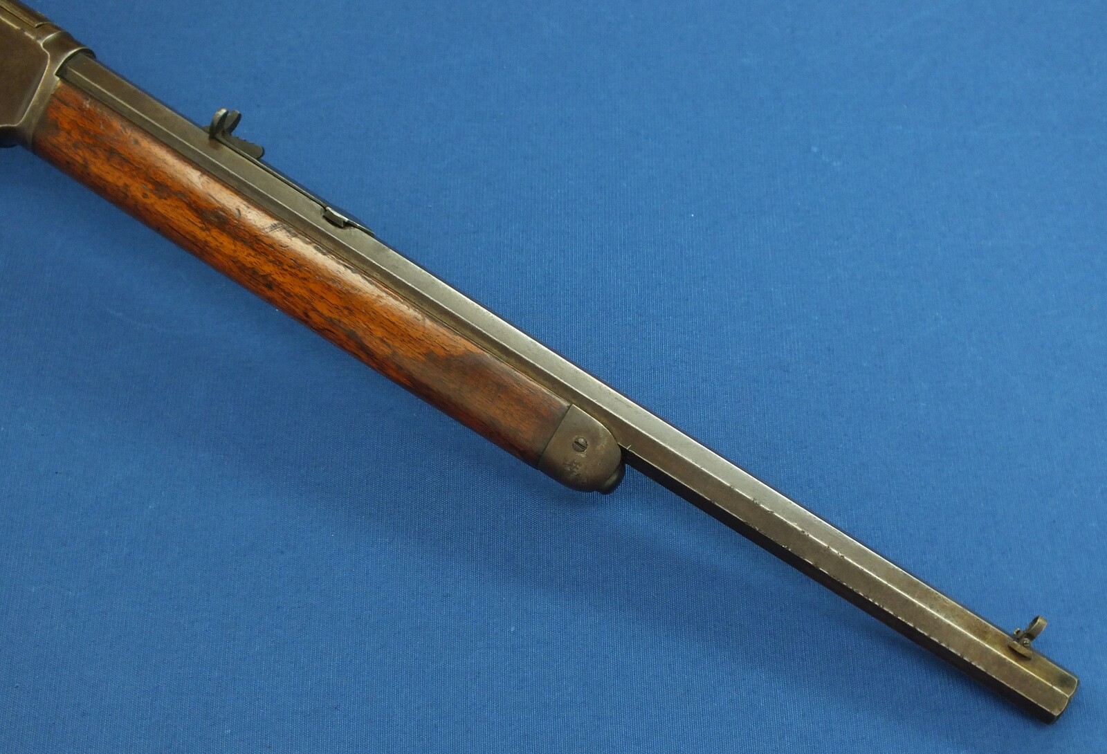 A fine antique American Winchester model 1873 Rifle with half magazine. Caliber 38-40, 18,1/3 inch octagonal barrel. Length 96cm. In very good condition. Price 2.950 euro.